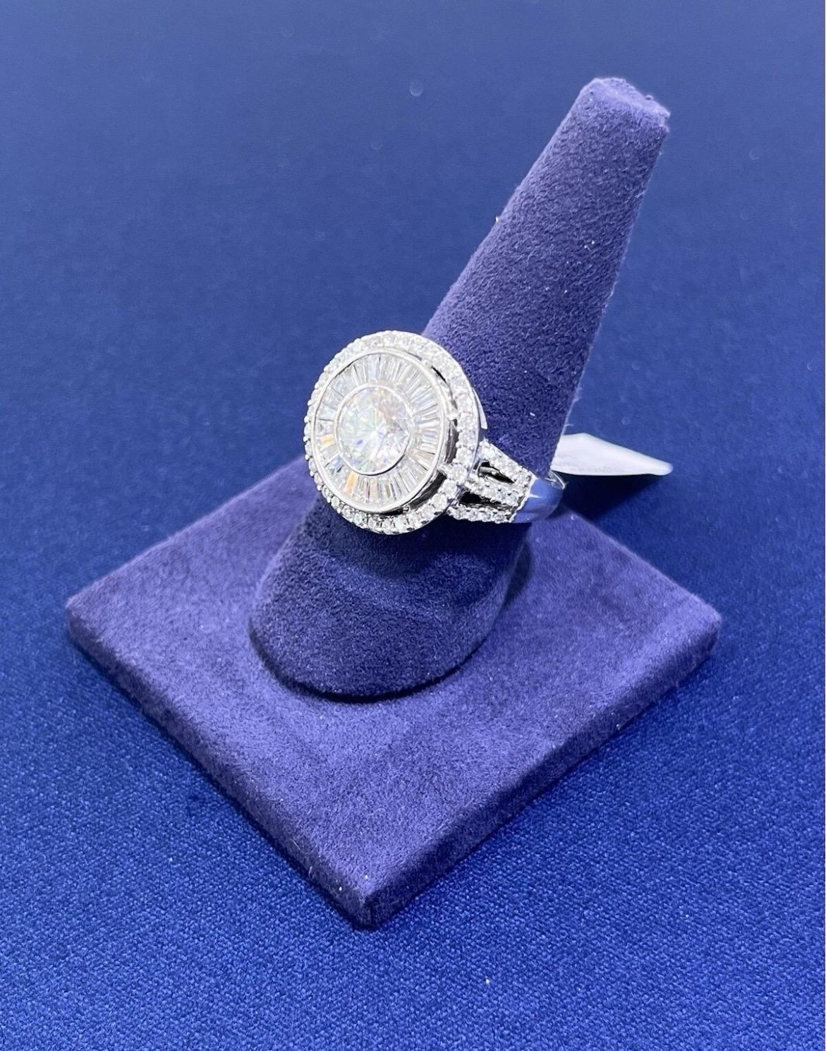 Entrez dans l'élégance intemporelle avec cette exquise bague de cocktail de style antique, magnifiquement réalisée en or blanc 14k rayonnant. Au centre de cette pièce remarquable se trouve une éblouissante moissanite ronde de 1,5 carat de taille