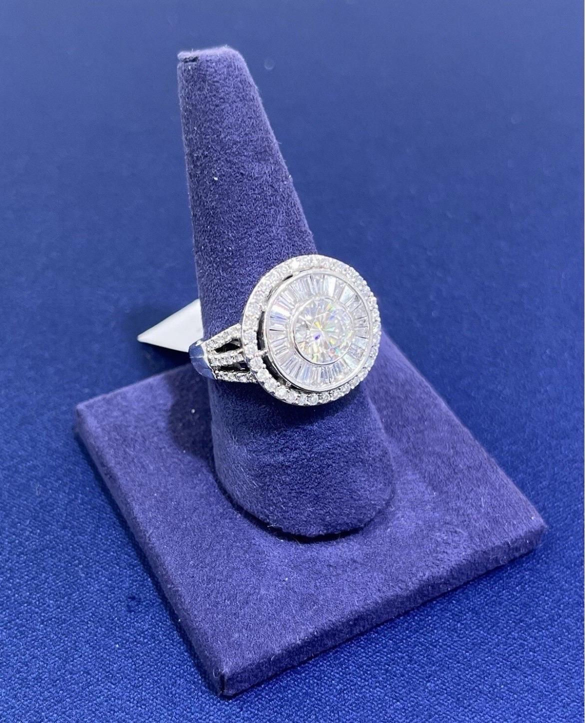Taille baguette Bague cocktail de style ancien en or blanc 14 carats avec Moissanite ronde et diamant baguette en vente