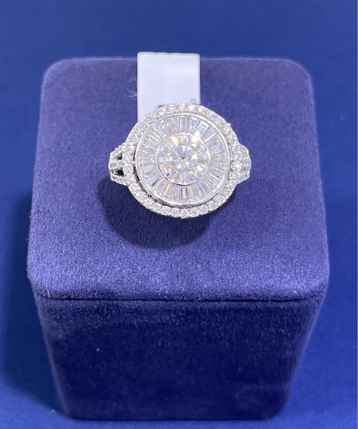 Bague cocktail de style ancien en or blanc 14 carats avec Moissanite ronde et diamant baguette Bon état - En vente à Boca Raton, FL