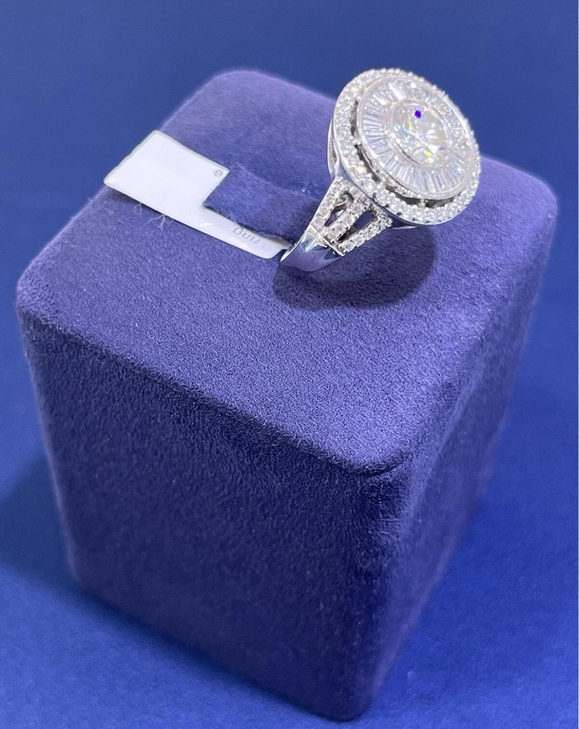 Bague cocktail de style ancien en or blanc 14 carats avec Moissanite ronde et diamant baguette Pour femmes en vente