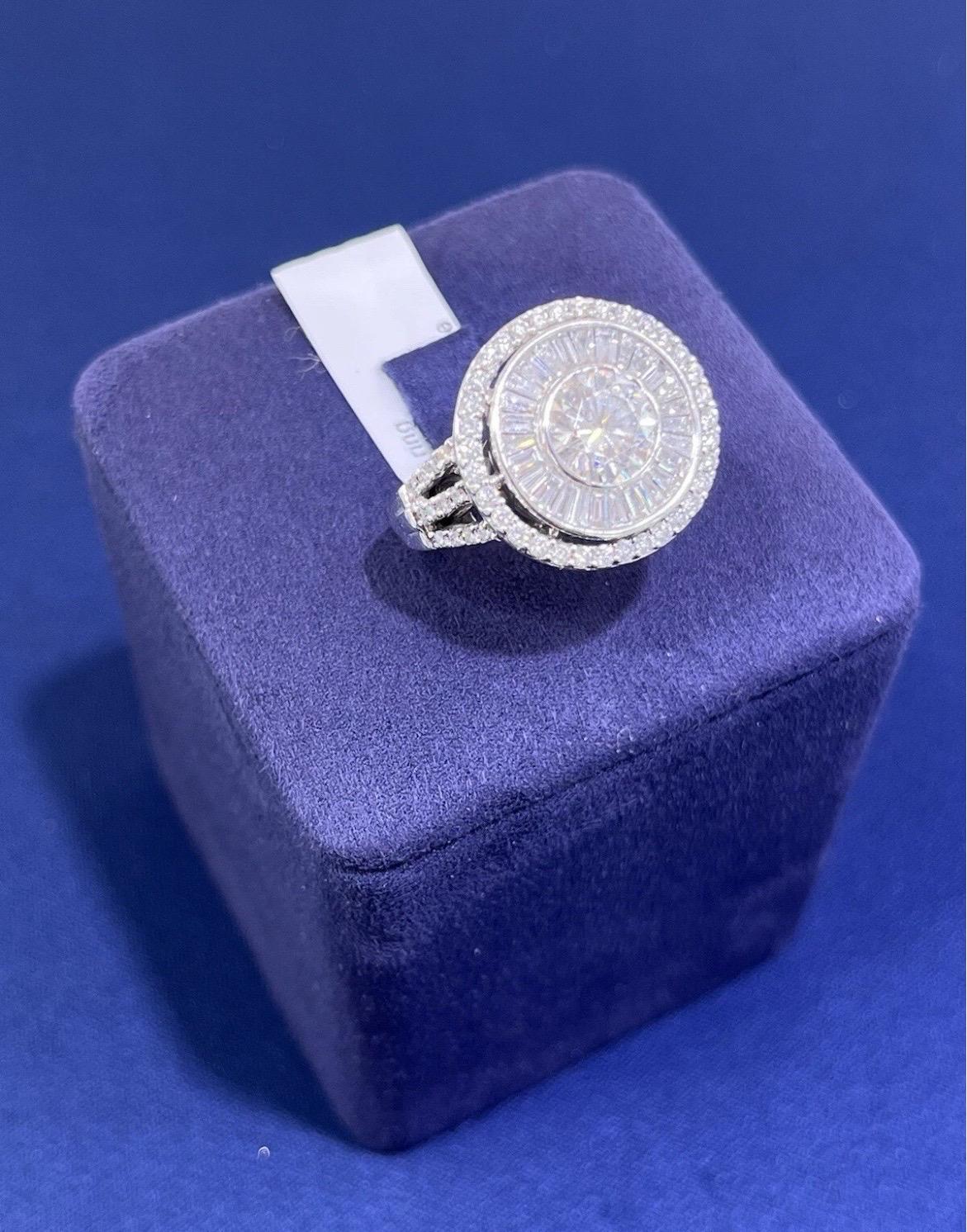 Bague cocktail de style ancien en or blanc 14 carats avec Moissanite ronde et diamant baguette en vente 1