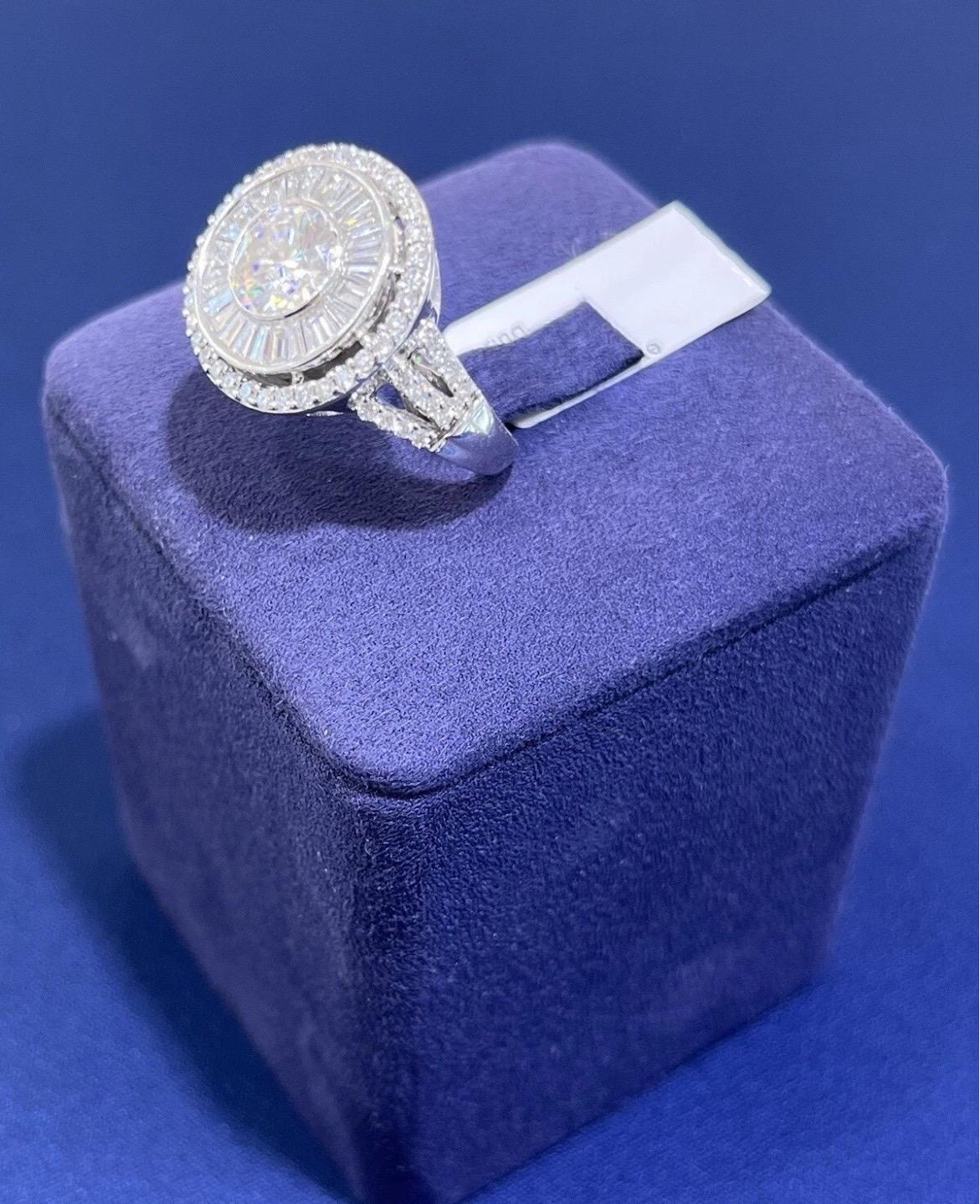 Bague cocktail de style ancien en or blanc 14 carats avec Moissanite ronde et diamant baguette en vente 2