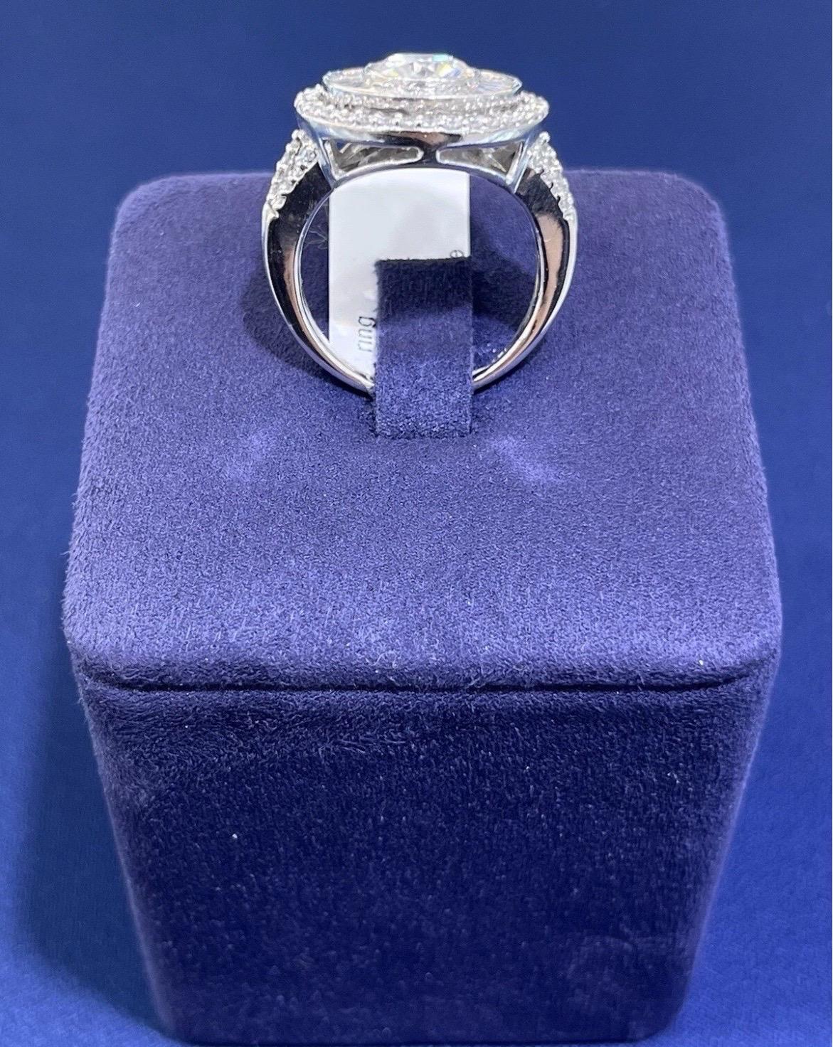 Bague cocktail de style ancien en or blanc 14 carats avec Moissanite ronde et diamant baguette en vente 3