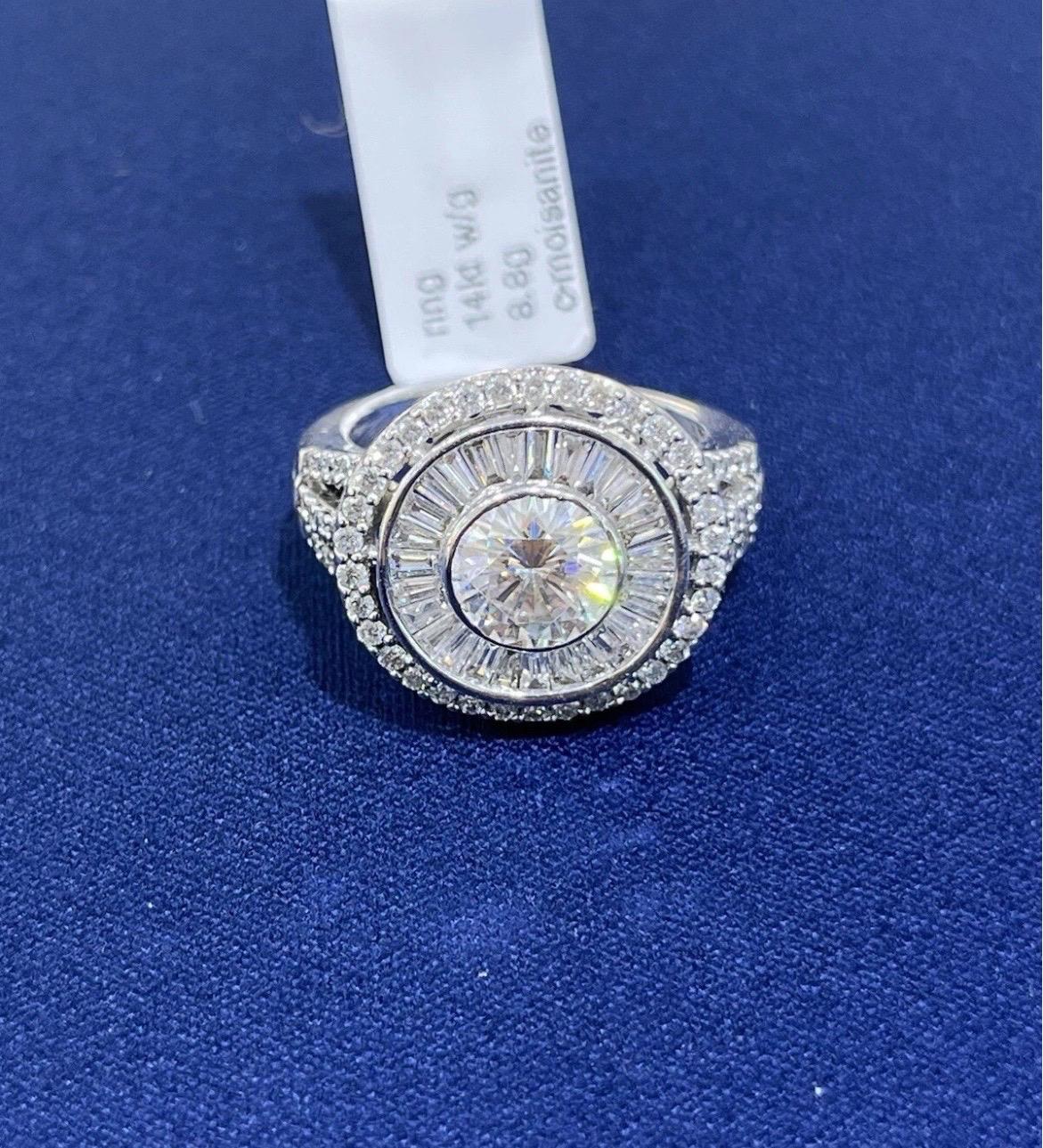 Bague cocktail de style ancien en or blanc 14 carats avec Moissanite ronde et diamant baguette en vente 4
