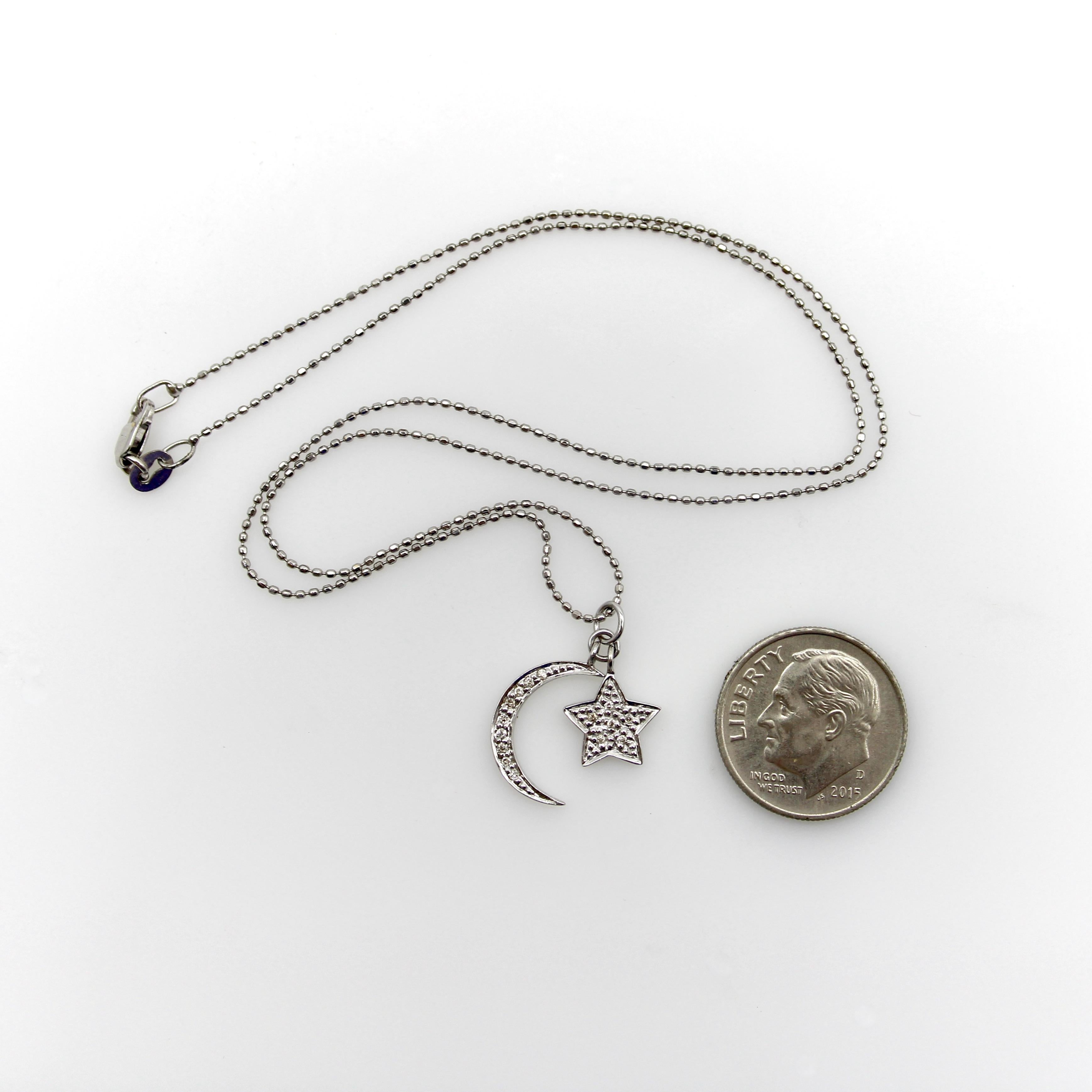 Contemporaneo Collana di diamanti con luna e stella in oro bianco 14K in vendita