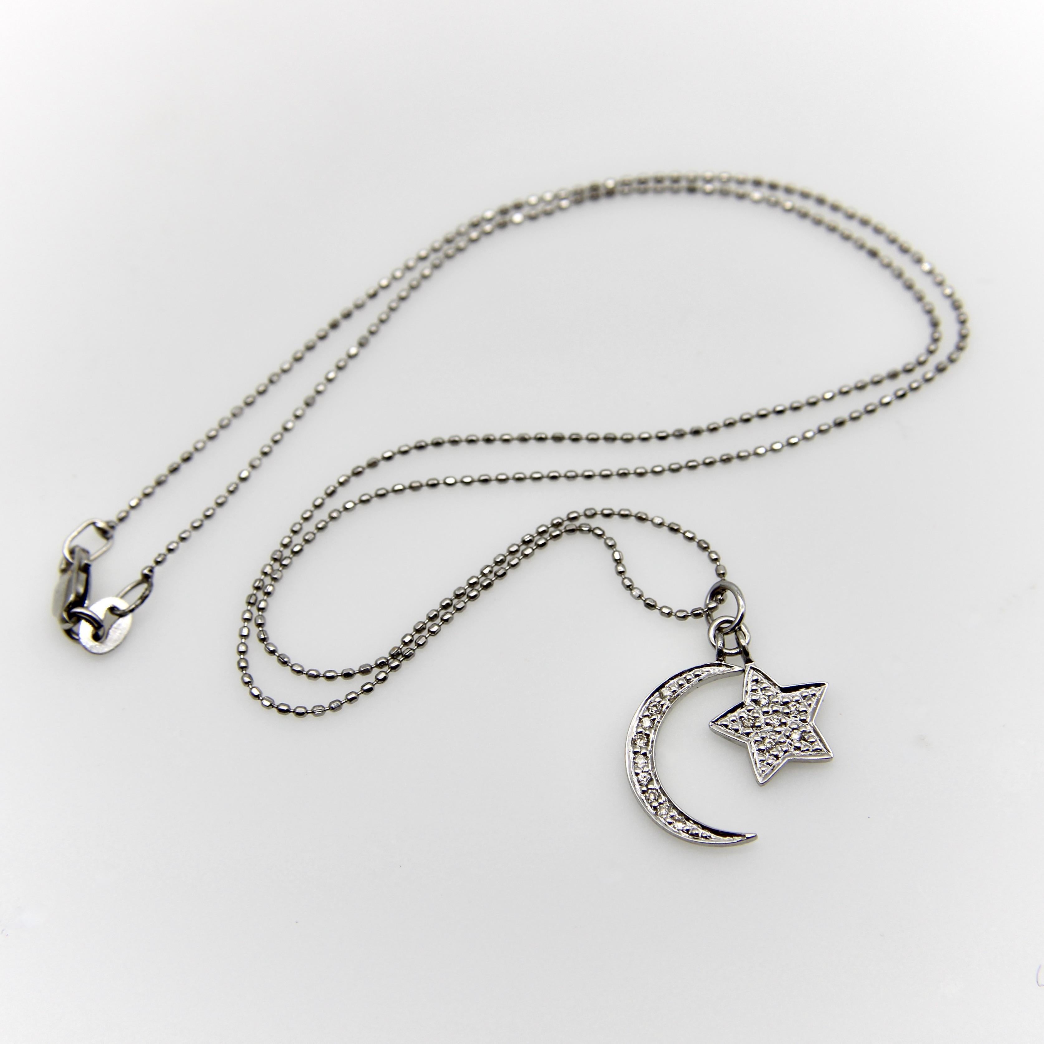 Taglio rotondo Collana di diamanti con luna e stella in oro bianco 14K in vendita