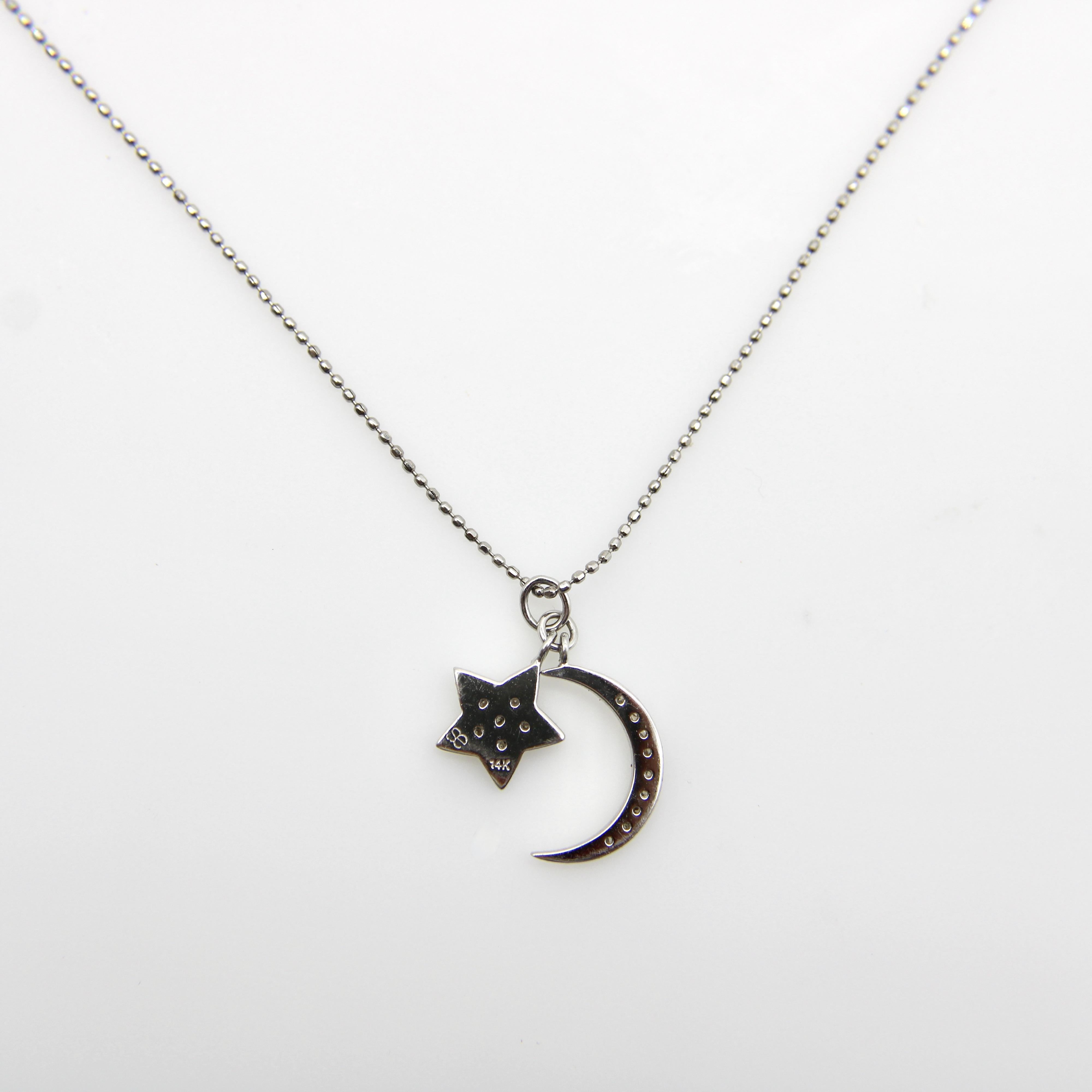 Collana di diamanti con luna e stella in oro bianco 14K In condizioni buone in vendita a Venice, CA