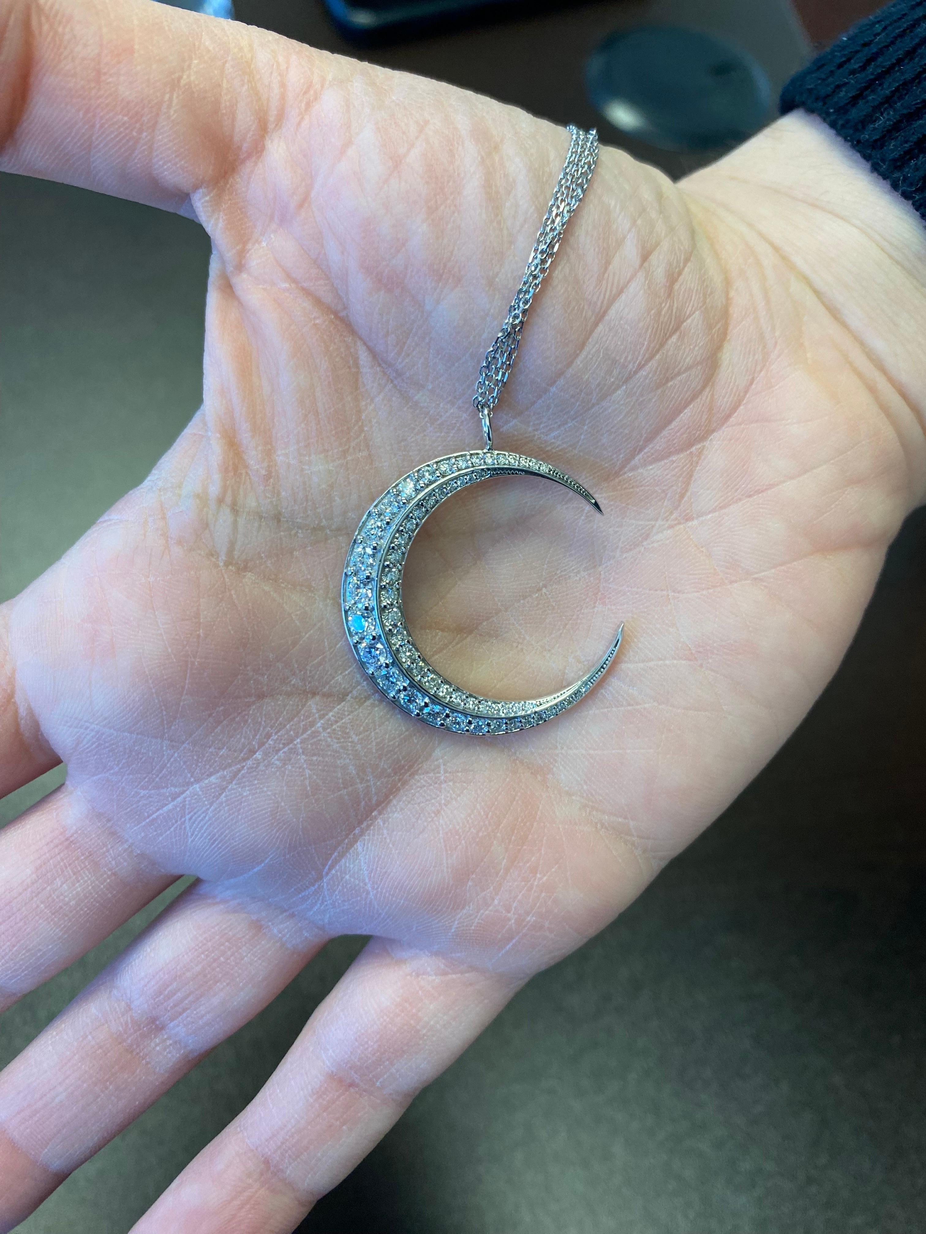 Taglio rotondo Ciondolo a forma di luna in oro bianco 14K in vendita