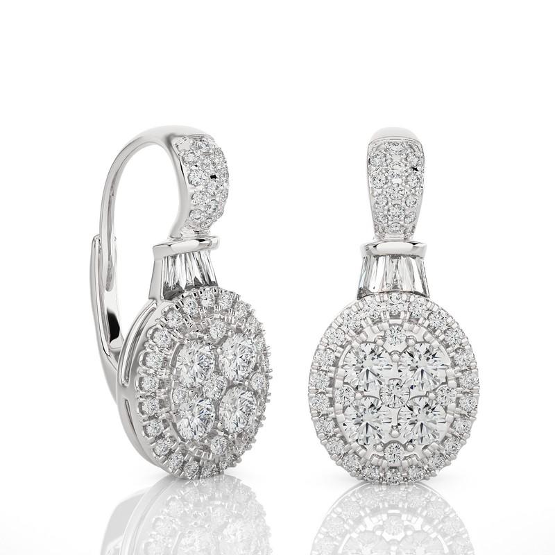 Die 4K Moonlight Round Cluster Earrings aus Weißgold sind ein wahres Wunder an Eleganz und Luxus. Diese Ohrringe sind aus 2,63 Gramm exquisitem 14-karätigem Weißgold gefertigt und zeigen eine atemberaubende Anordnung von 100 Diamanten mit einem