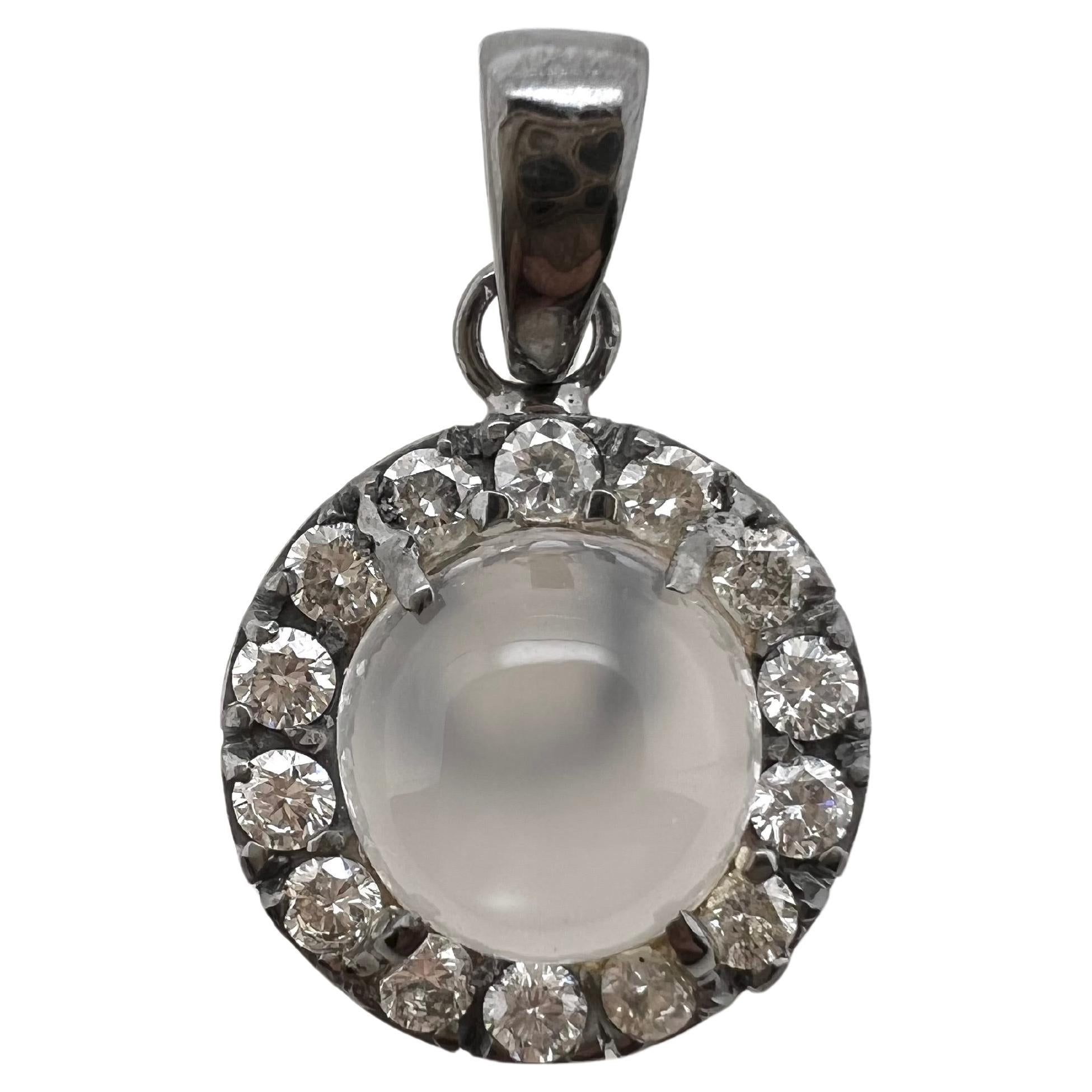 Pendentif en or blanc 14 carats avec pierre de lune et diamants en vente