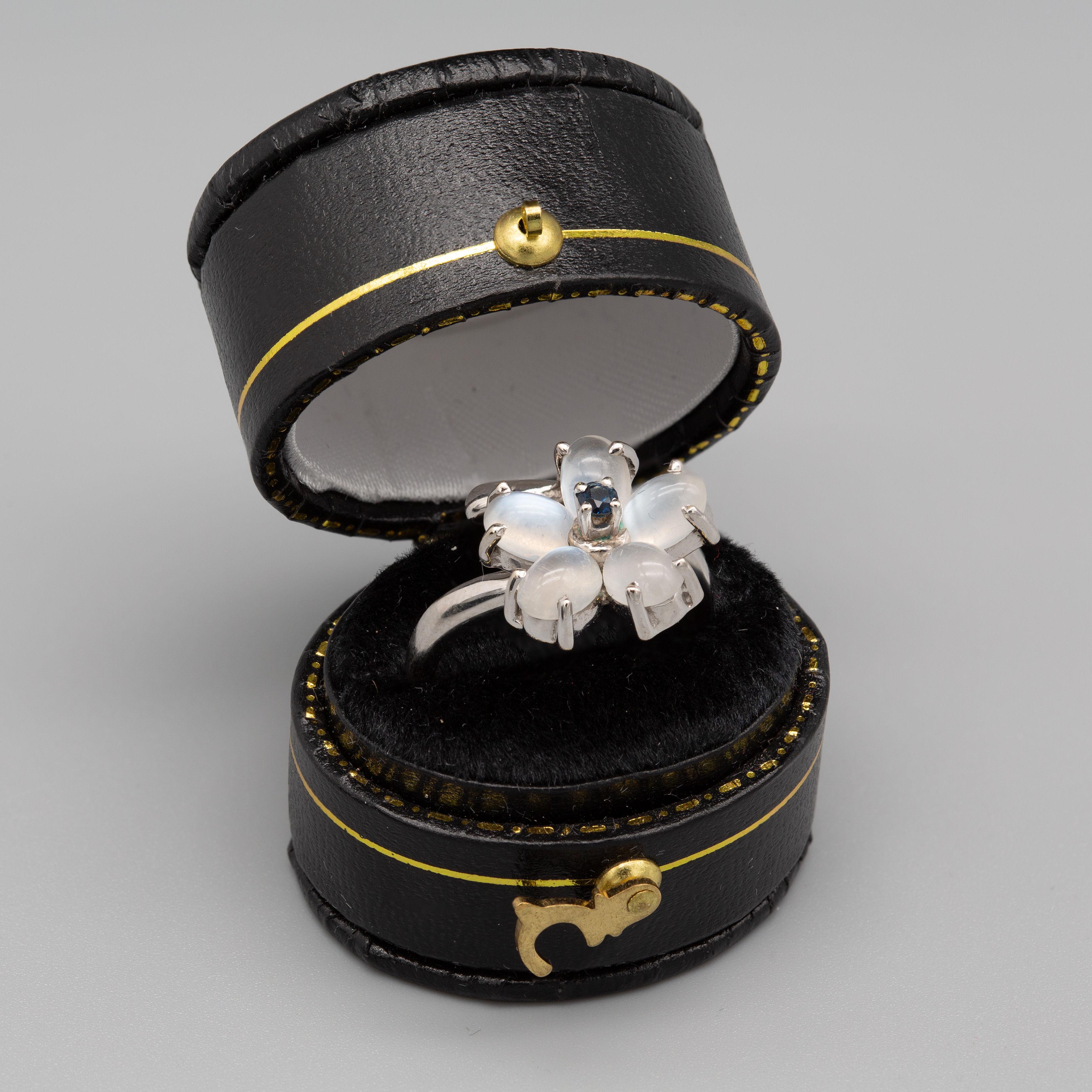 Taglio brillante Anello con pietra di luna e zaffiro in oro bianco 14k in vendita