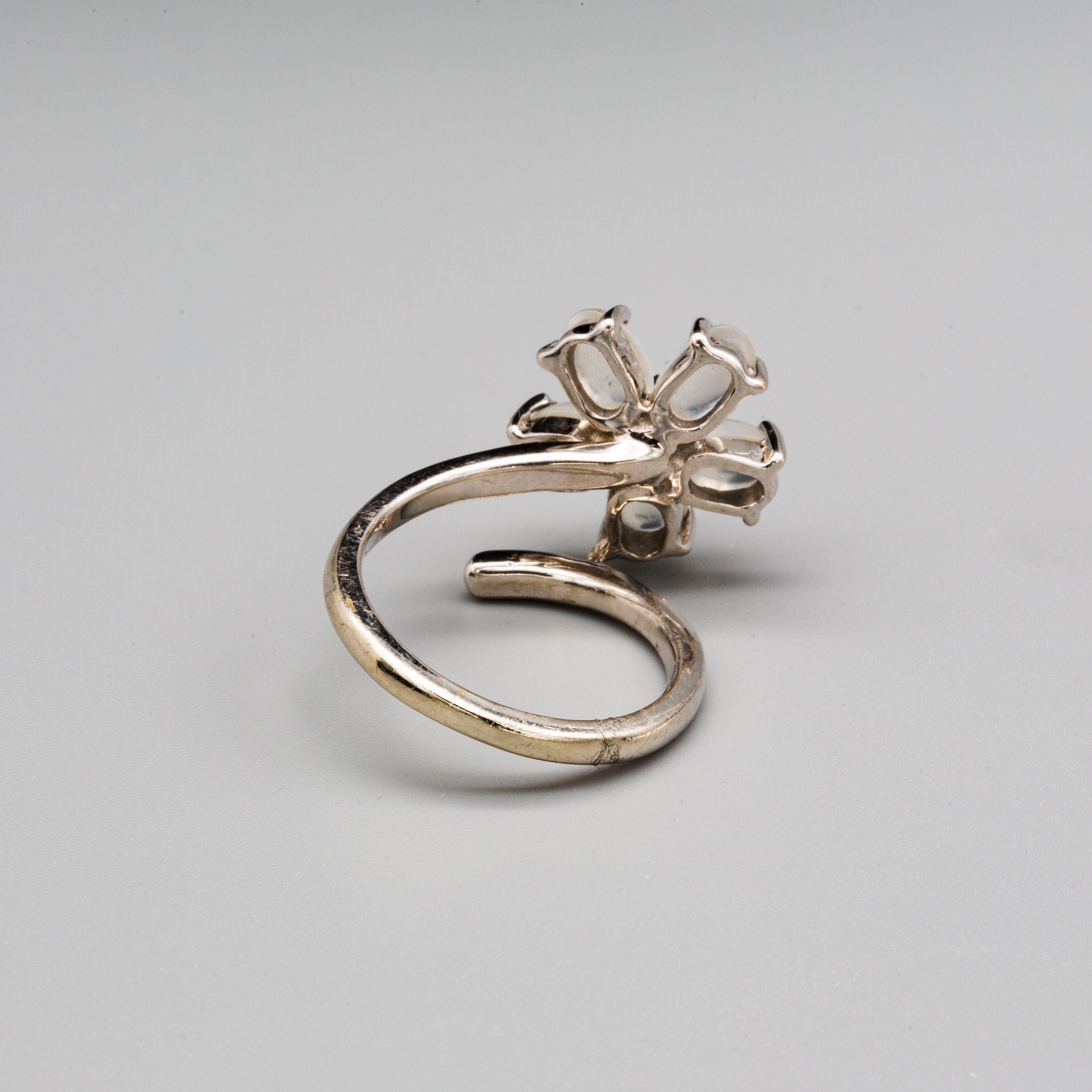 Anello con pietra di luna e zaffiro in oro bianco 14k In condizioni buone in vendita a Bernardsville, NJ