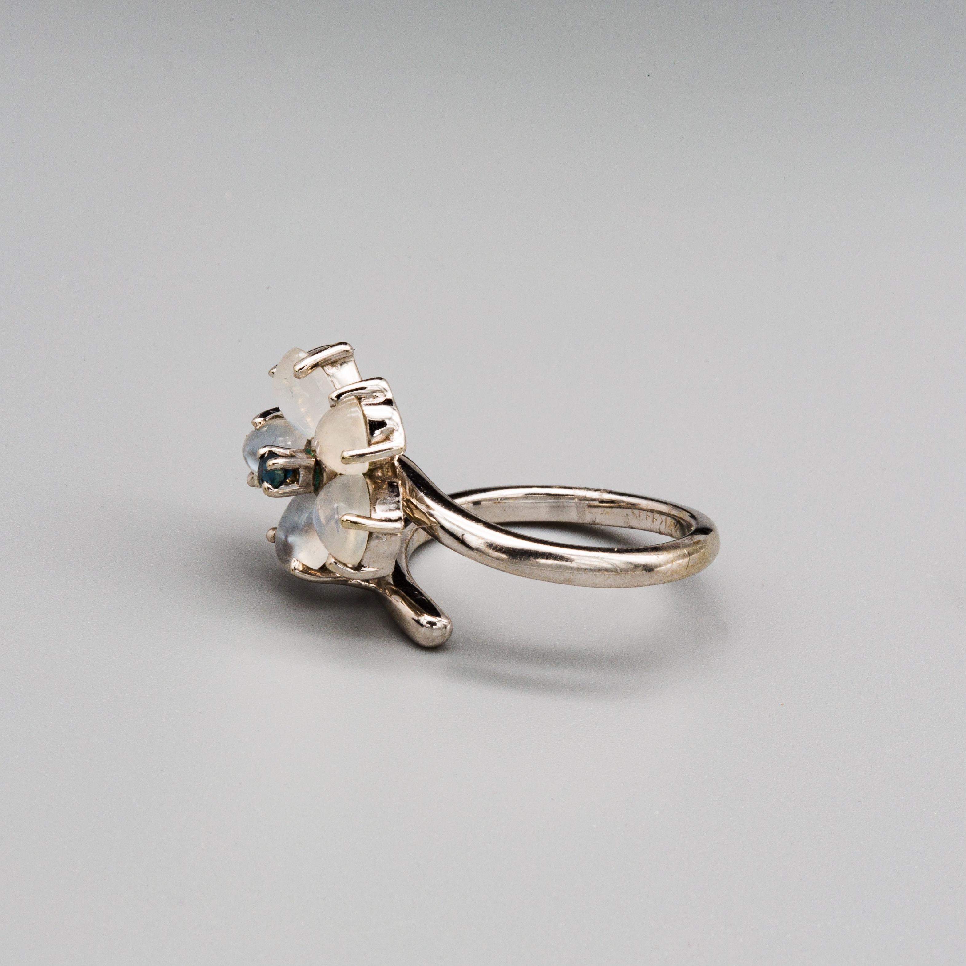 da uomo o donna Anello con pietra di luna e zaffiro in oro bianco 14k in vendita