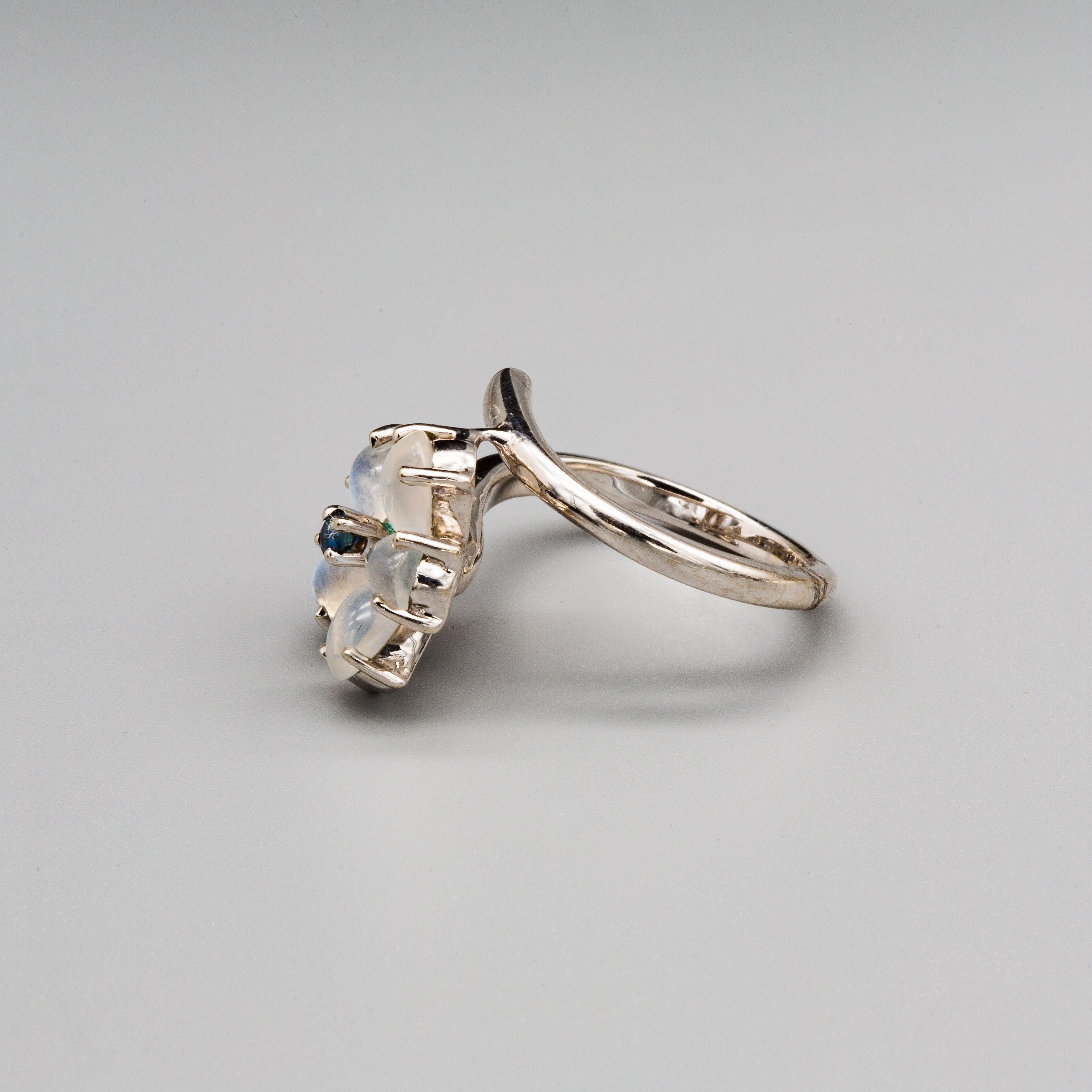 Anello con pietra di luna e zaffiro in oro bianco 14k in vendita 1