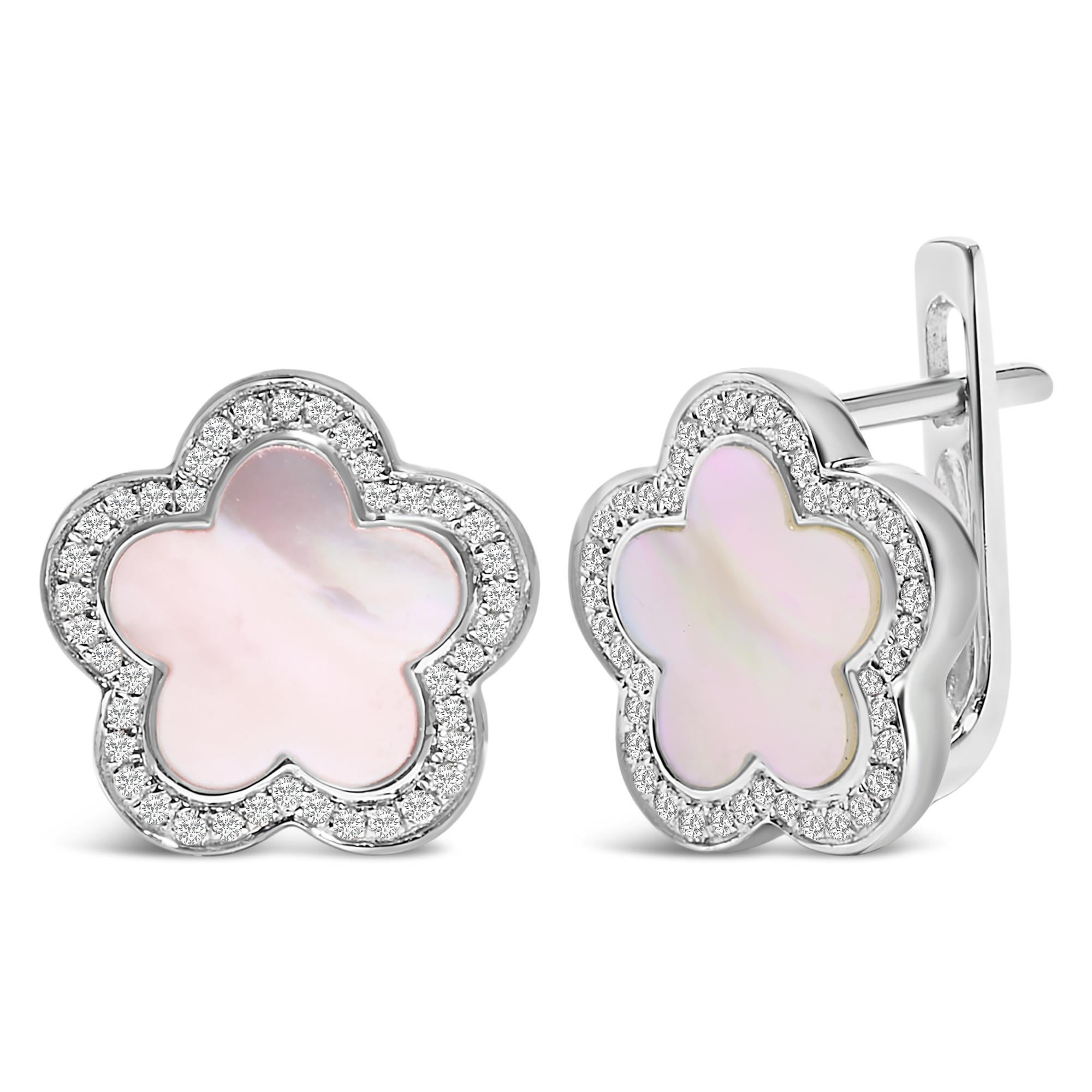 Imbuidos de un brillo celestial, estos exquisitos pendientes combinan el oro blanco de 14 quilates chapado en rodio con el encanto de la madreperla natural teñida, cada gema de 8x8 mm tallada en un delicado motivo floral que evoca secretos