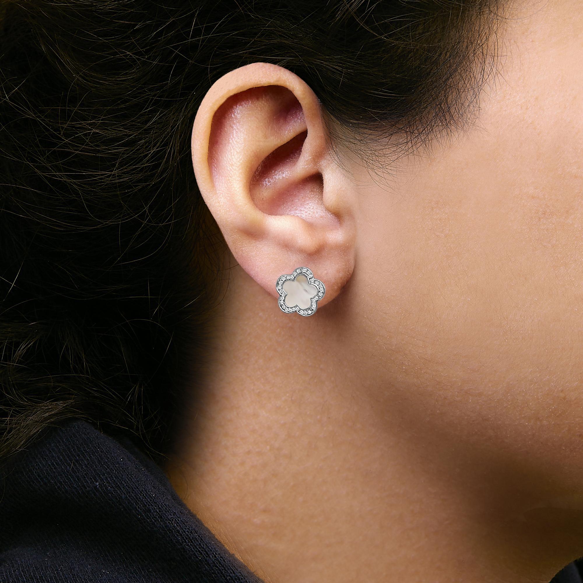 Pendientes de oro blanco de 14 quilates con madreperla y halo de diamantes de 1/5 qt Corte redondo en venta
