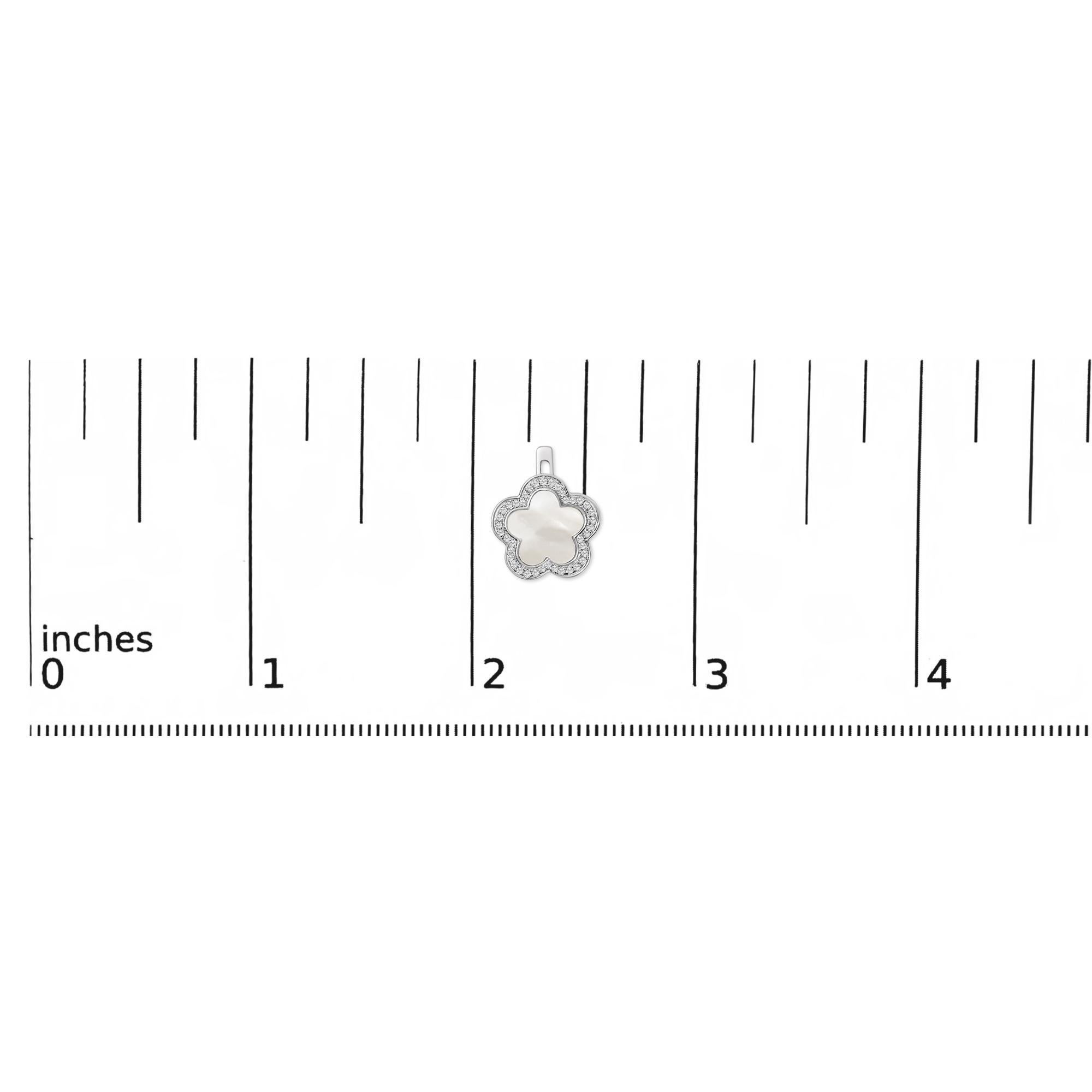Pendientes de oro blanco de 14 quilates con madreperla y halo de diamantes de 1/5 qt en Nuevo estado para la venta en New York, NY
