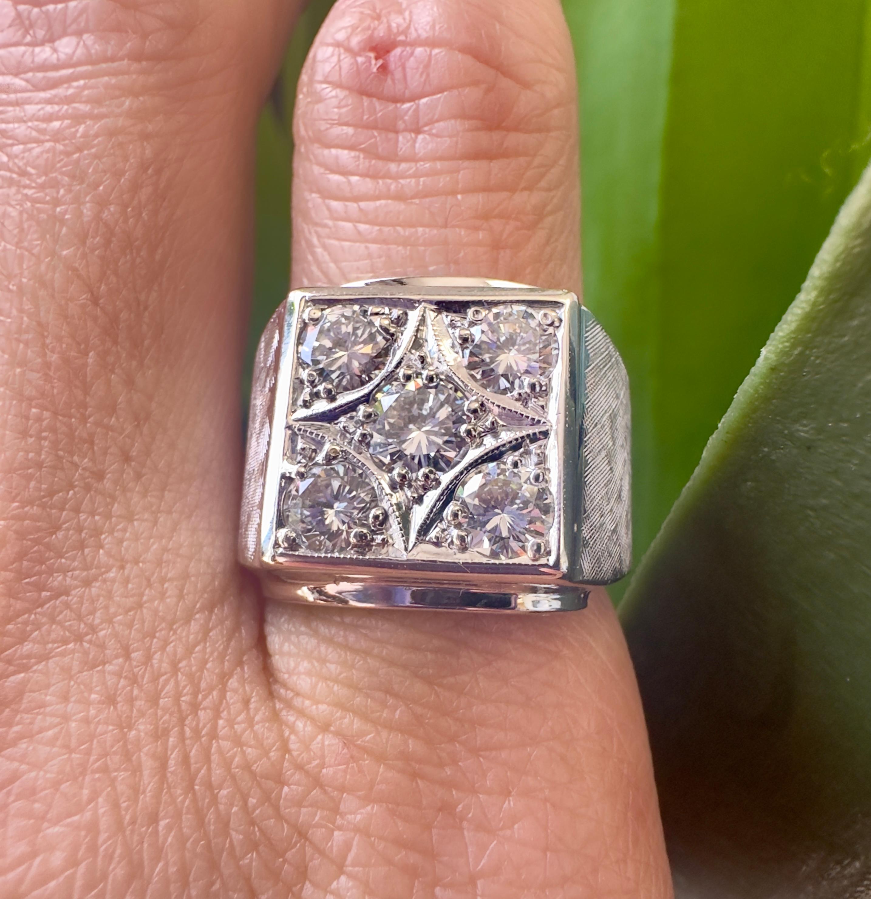 14k White Gold 2.25 Carat Total Multi-Diamond Ring In Good Condition For Sale In Houston, TX
