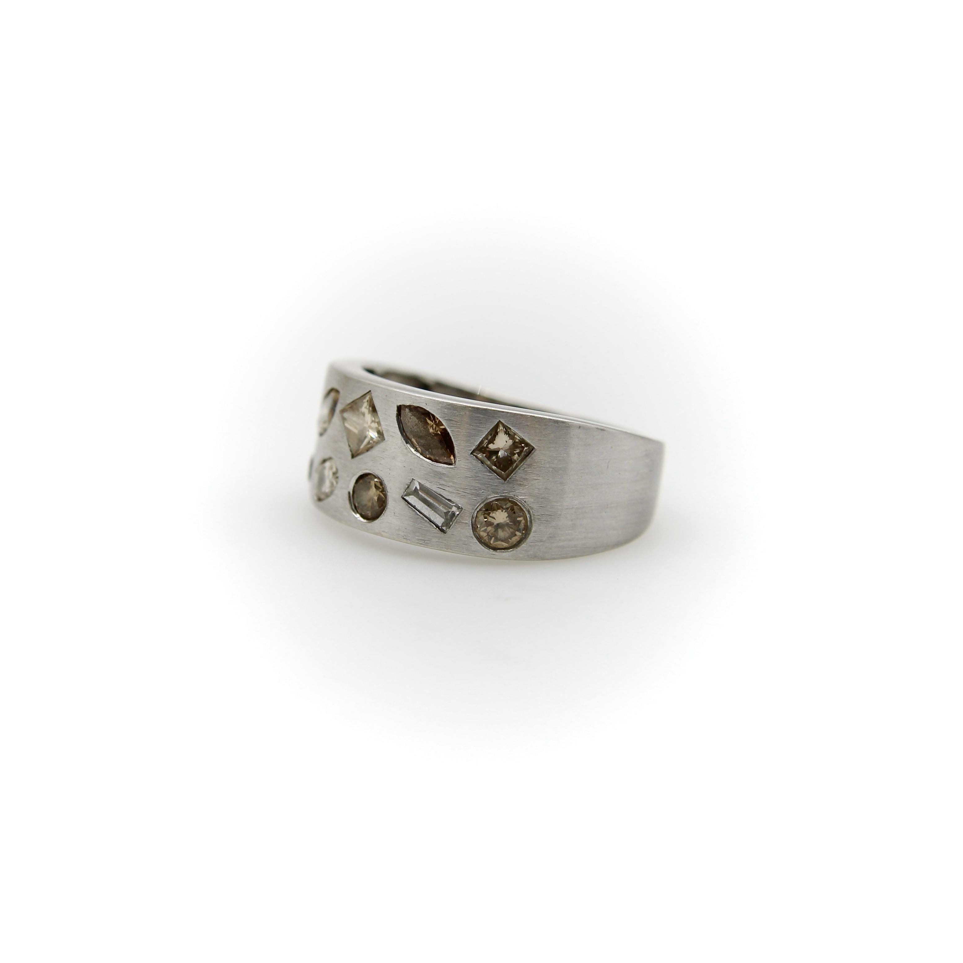 Moderne Bague Confetti en or blanc 14 carats avec diamants multicolores en vente