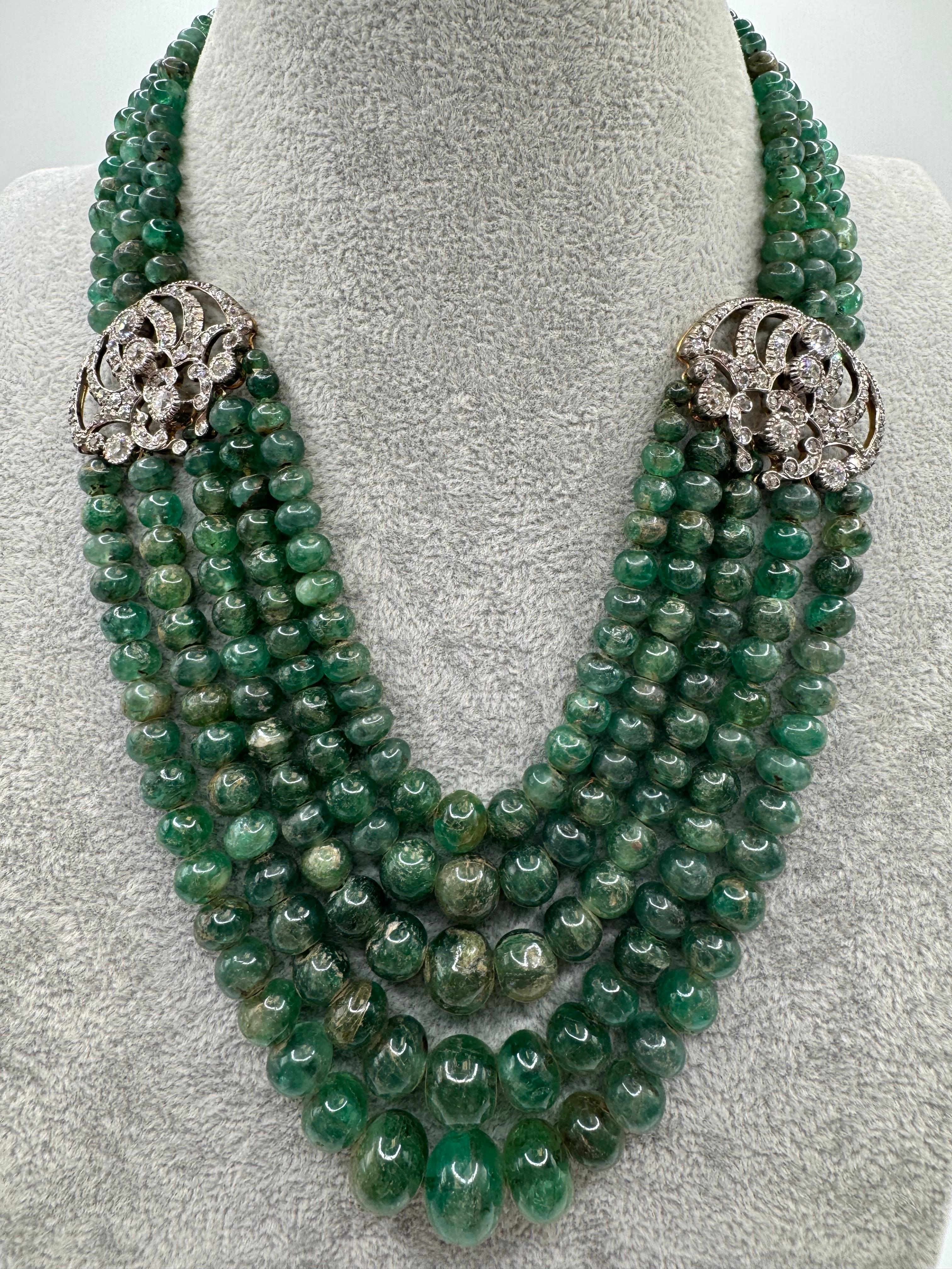 Un'eccezionale collana a più fili con circa 707 carati di perle di smeraldo naturale dalle ricche sfumature verdi. Incastonata in oro bianco 14 carati, la collana presenta accenti di diamanti ornamentali, tra cui 4,45 carati di diamanti taglio