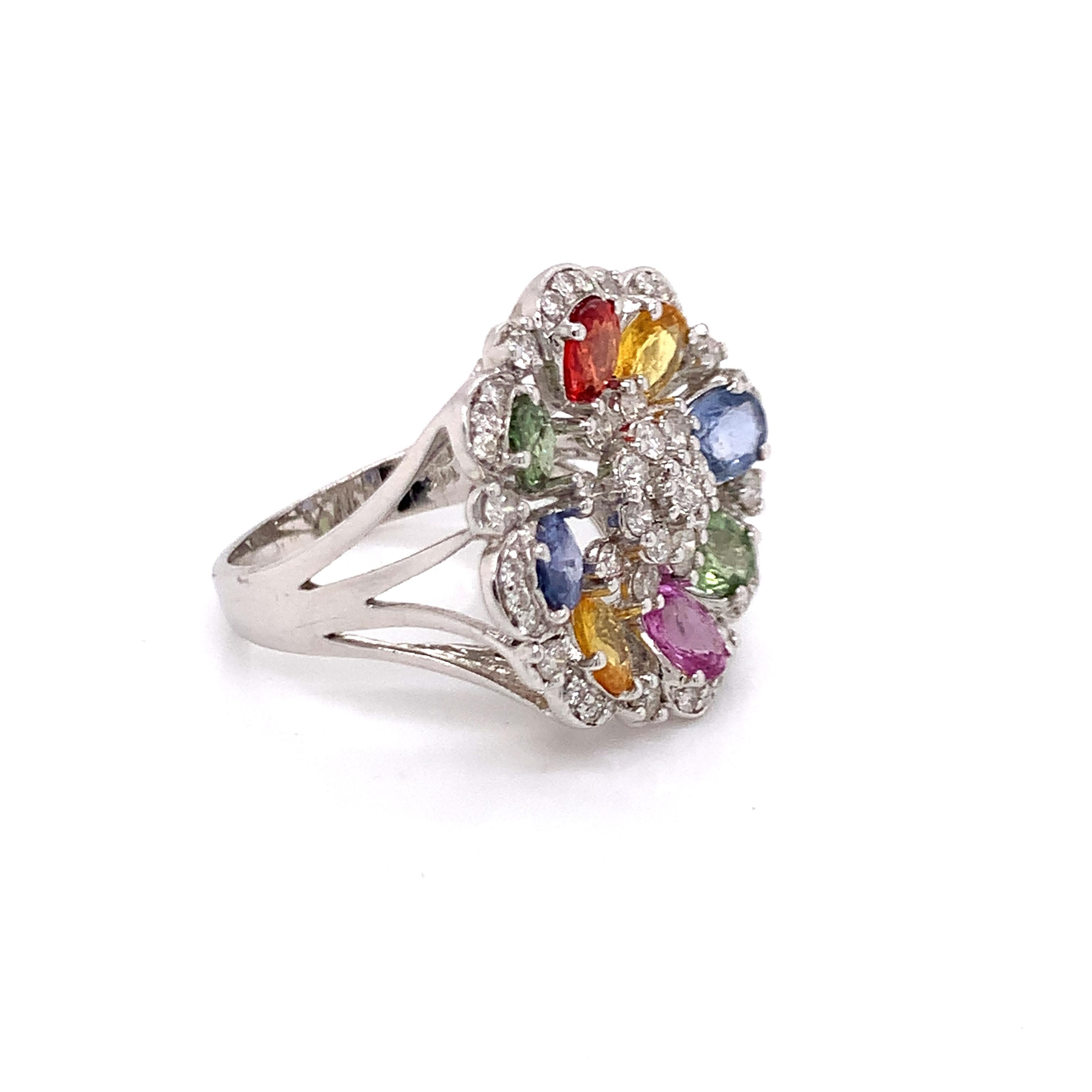 Ein atemberaubender, farbenfroher Blumen-Cocktailring mit ovalen, mehrfarbigen Edelsteinen, die von Diamanten im Rundschliff veredelt werden, gefasst in 14 Karat Weißgold.