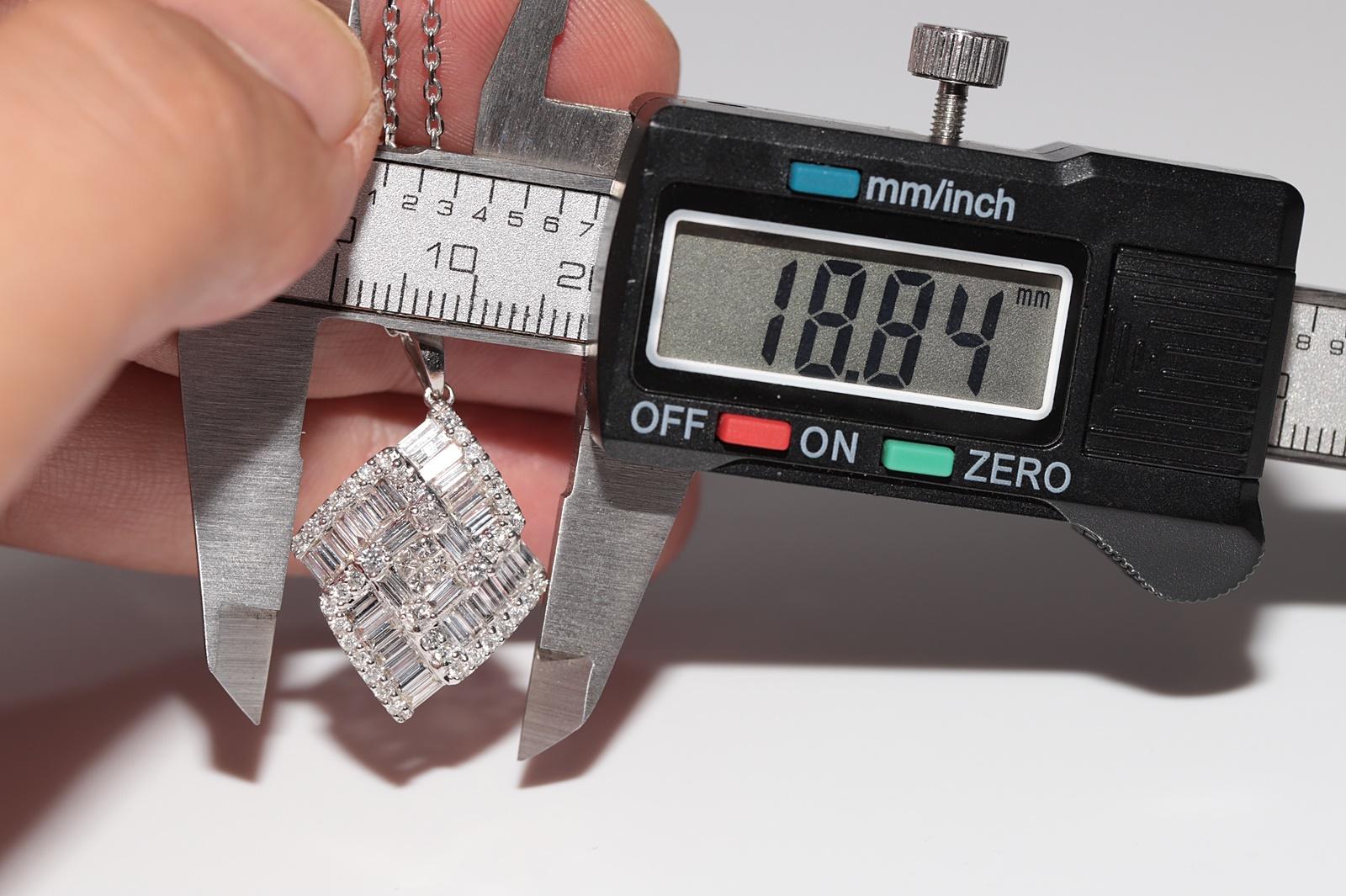 Collier pendentif décoré de diamants naturels taille baguette en or blanc 14 carats en vente 4