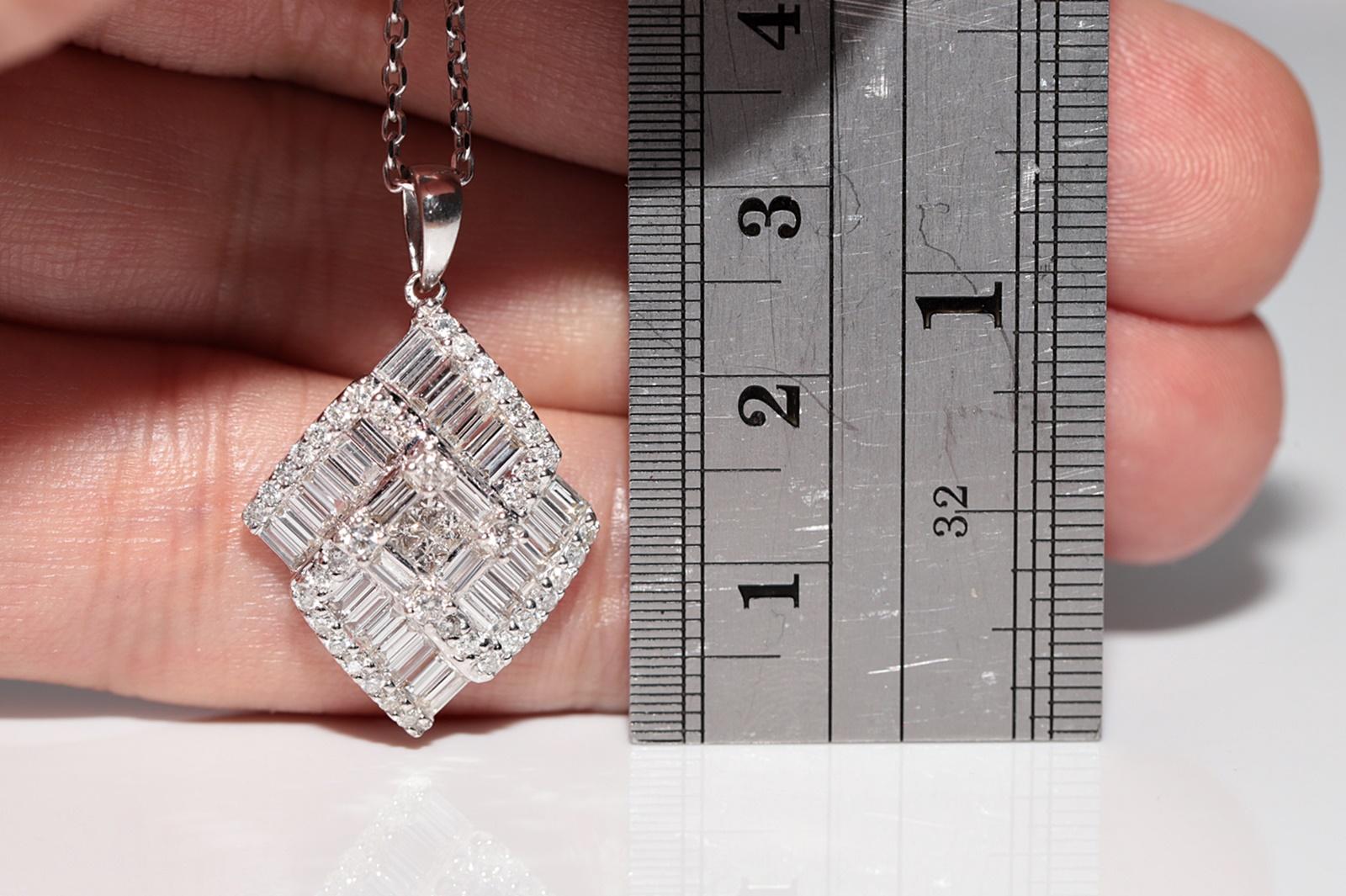 Collier pendentif décoré de diamants naturels taille baguette en or blanc 14 carats en vente 6