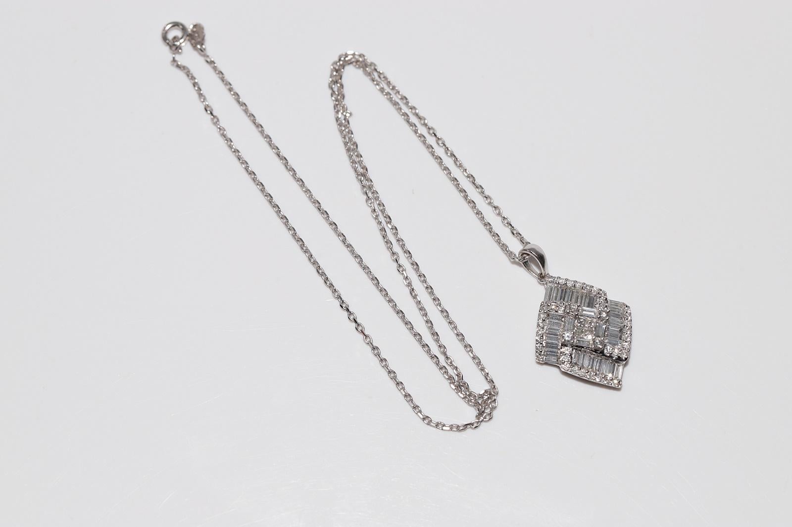 Collier pendentif décoré de diamants naturels taille baguette en or blanc 14 carats en vente 8