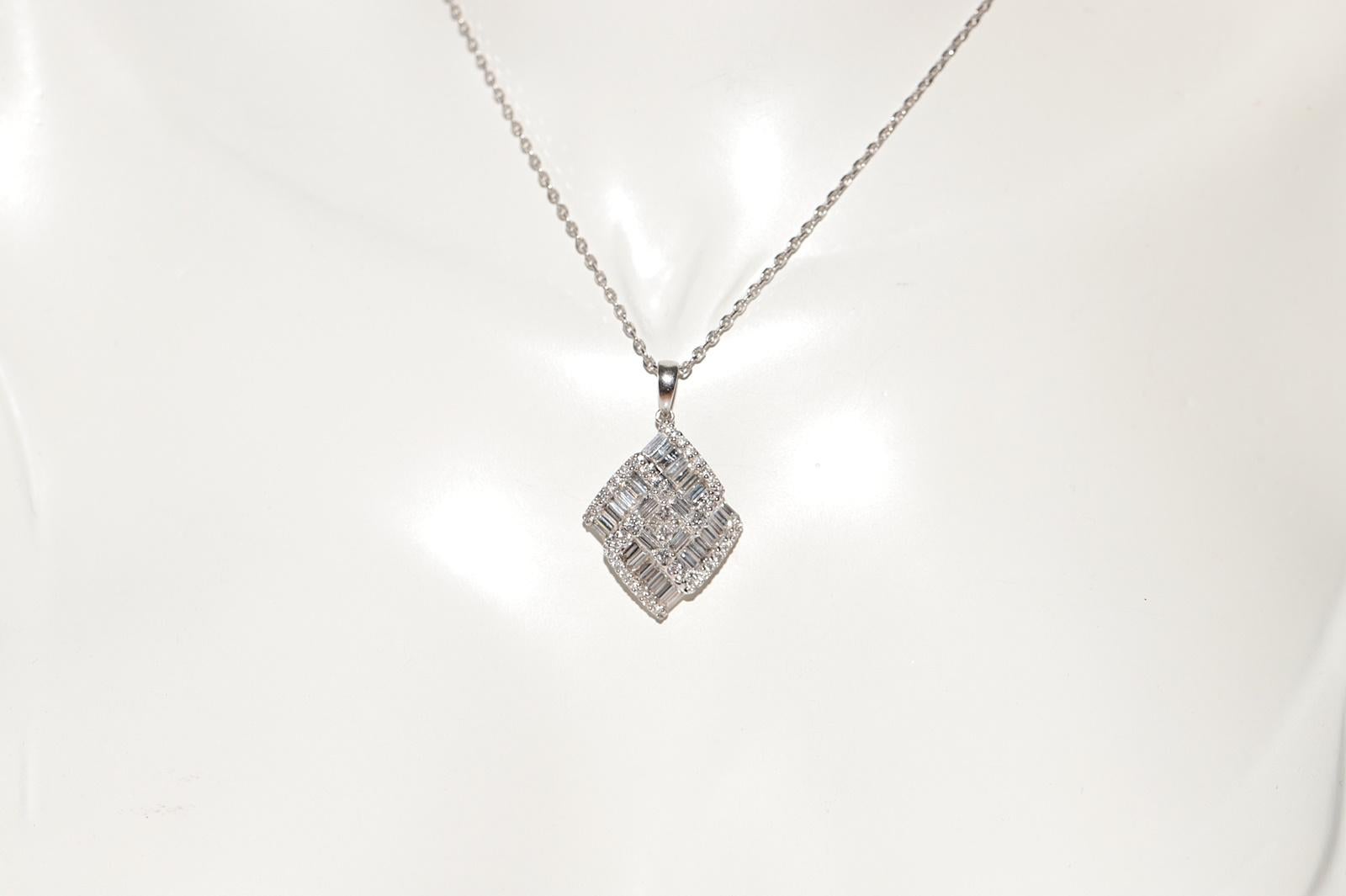Moderne Collier pendentif décoré de diamants naturels taille baguette en or blanc 14 carats en vente