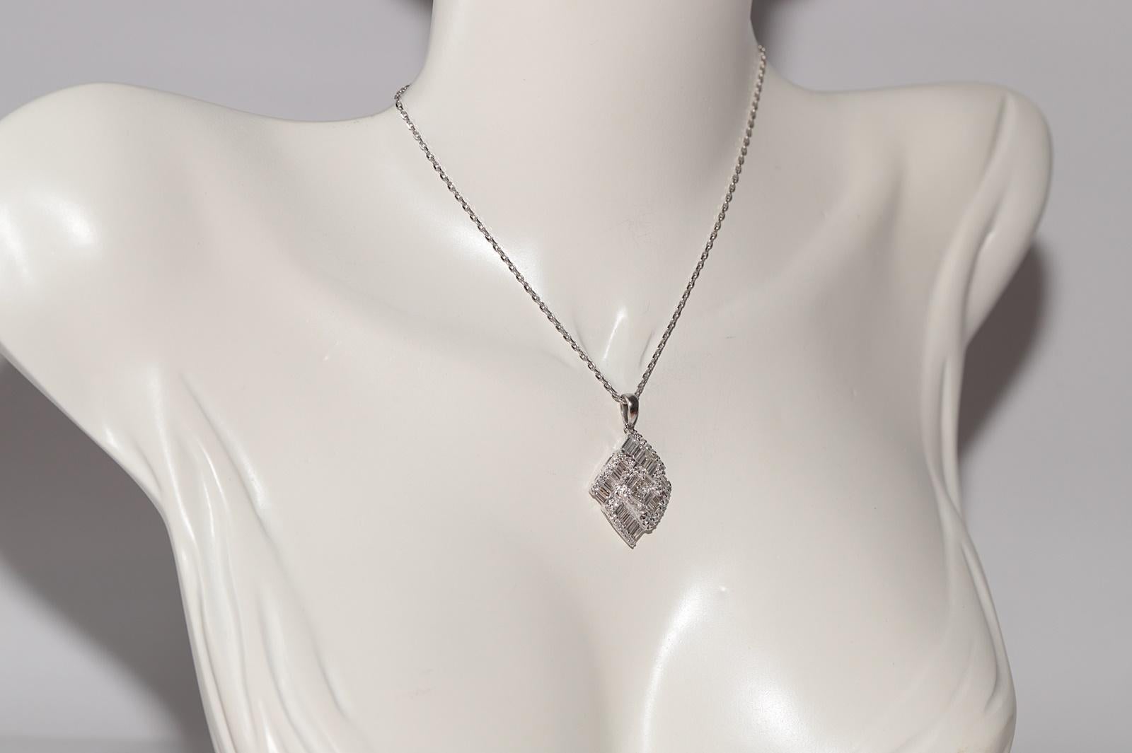 Taille baguette Collier pendentif décoré de diamants naturels taille baguette en or blanc 14 carats en vente