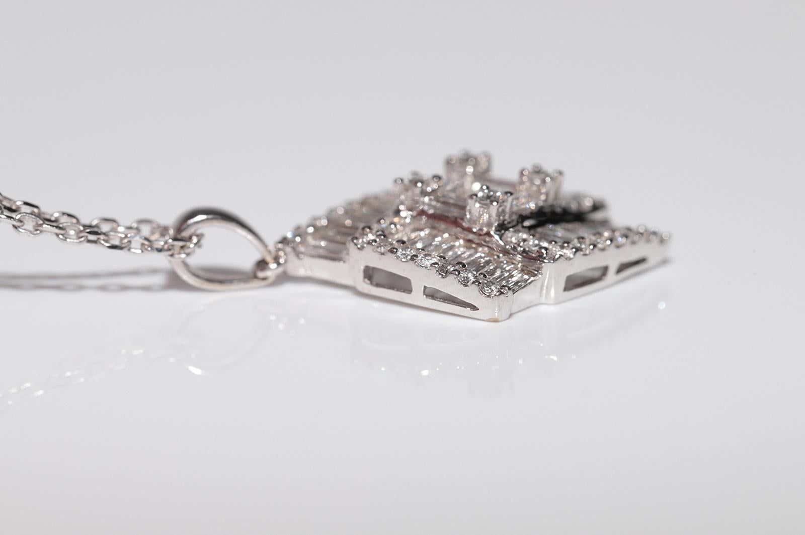 Collier pendentif décoré de diamants naturels taille baguette en or blanc 14 carats Pour femmes en vente