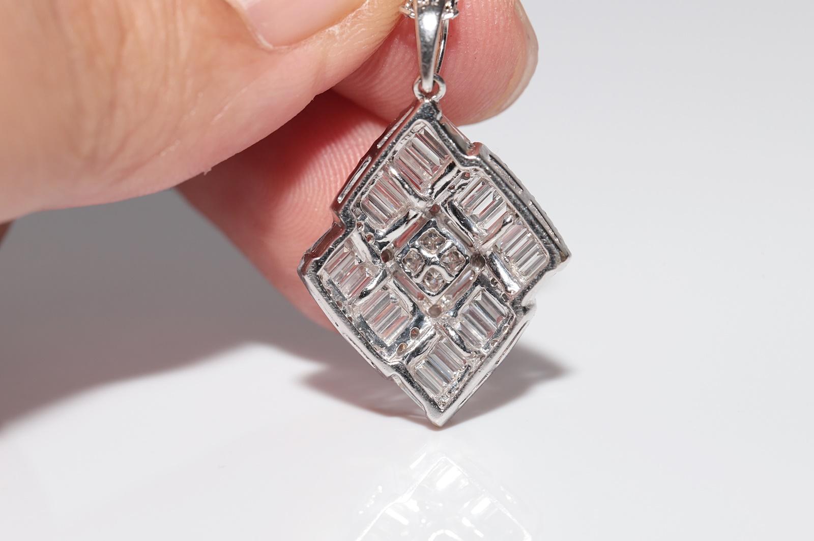 Collier pendentif décoré de diamants naturels taille baguette en or blanc 14 carats en vente 1