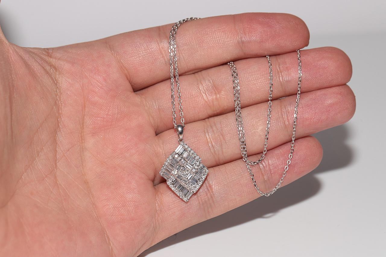 Collier pendentif décoré de diamants naturels taille baguette en or blanc 14 carats en vente 2