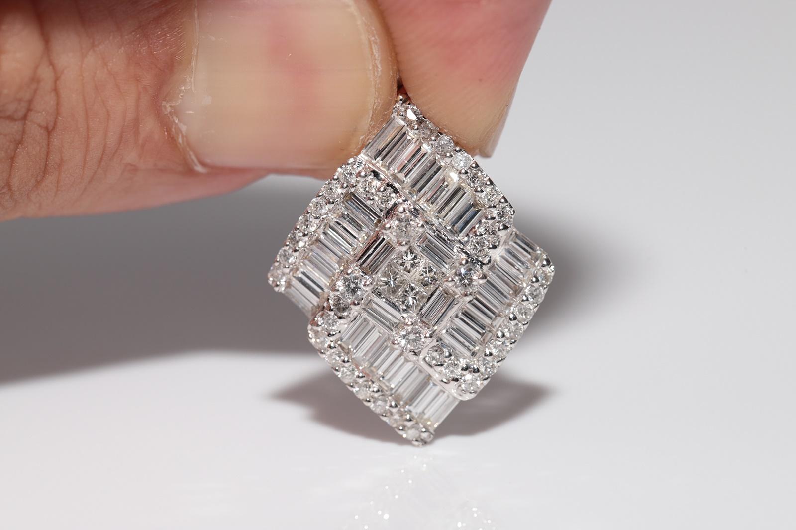 Collier pendentif décoré de diamants naturels taille baguette en or blanc 14 carats en vente 3