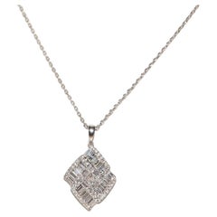 Collier pendentif décoré de diamants naturels taille baguette en or blanc 14 carats