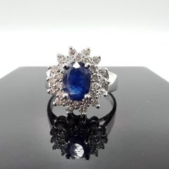 Anillo en racimo de zafiro azul natural y diamante de oro blanco de 14 quilates - 1,37 quilates