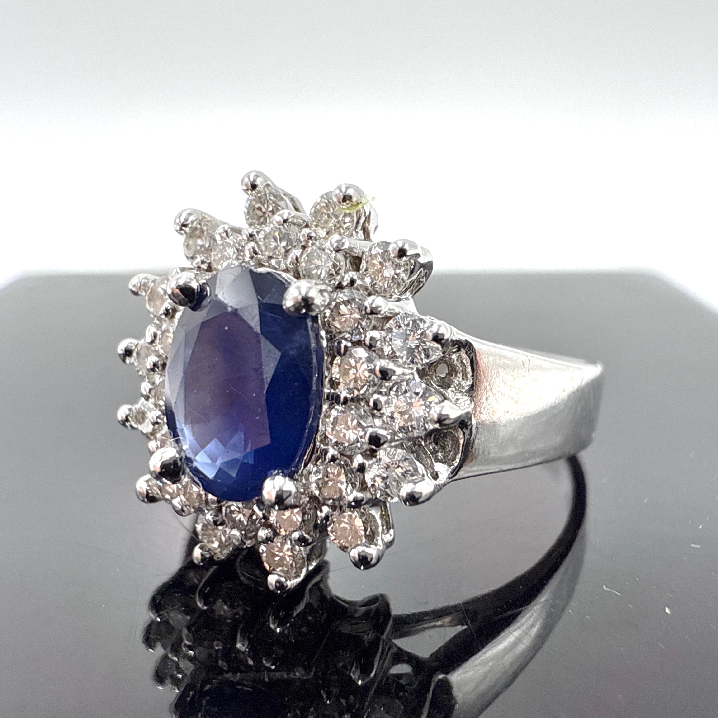 Taglio ovale Anello a grappolo con zaffiro blu naturale e diamante in oro bianco 14K - 1.37TCW in vendita