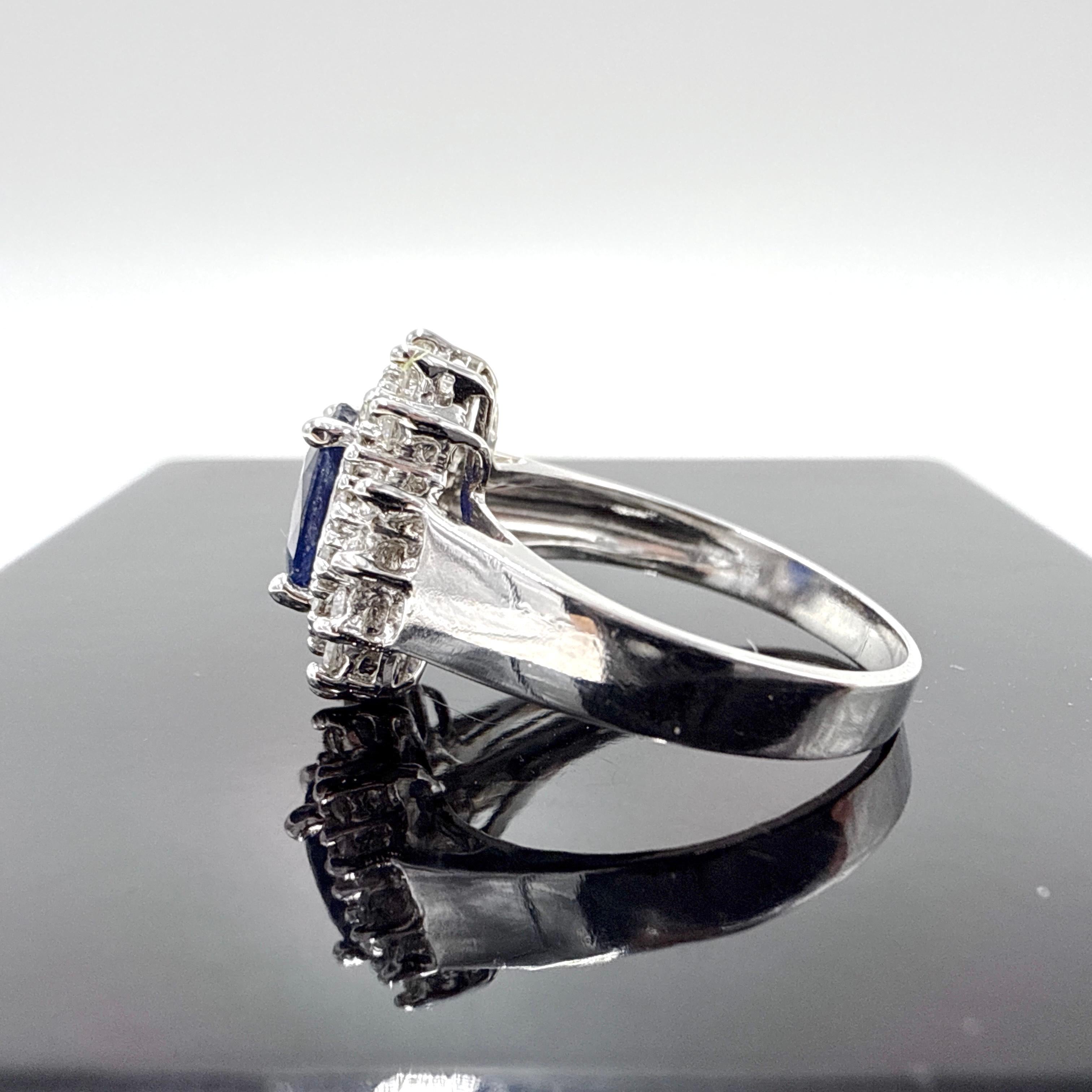 Anello a grappolo con zaffiro blu naturale e diamante in oro bianco 14K - 1.37TCW In condizioni buone in vendita a Victoria, BC