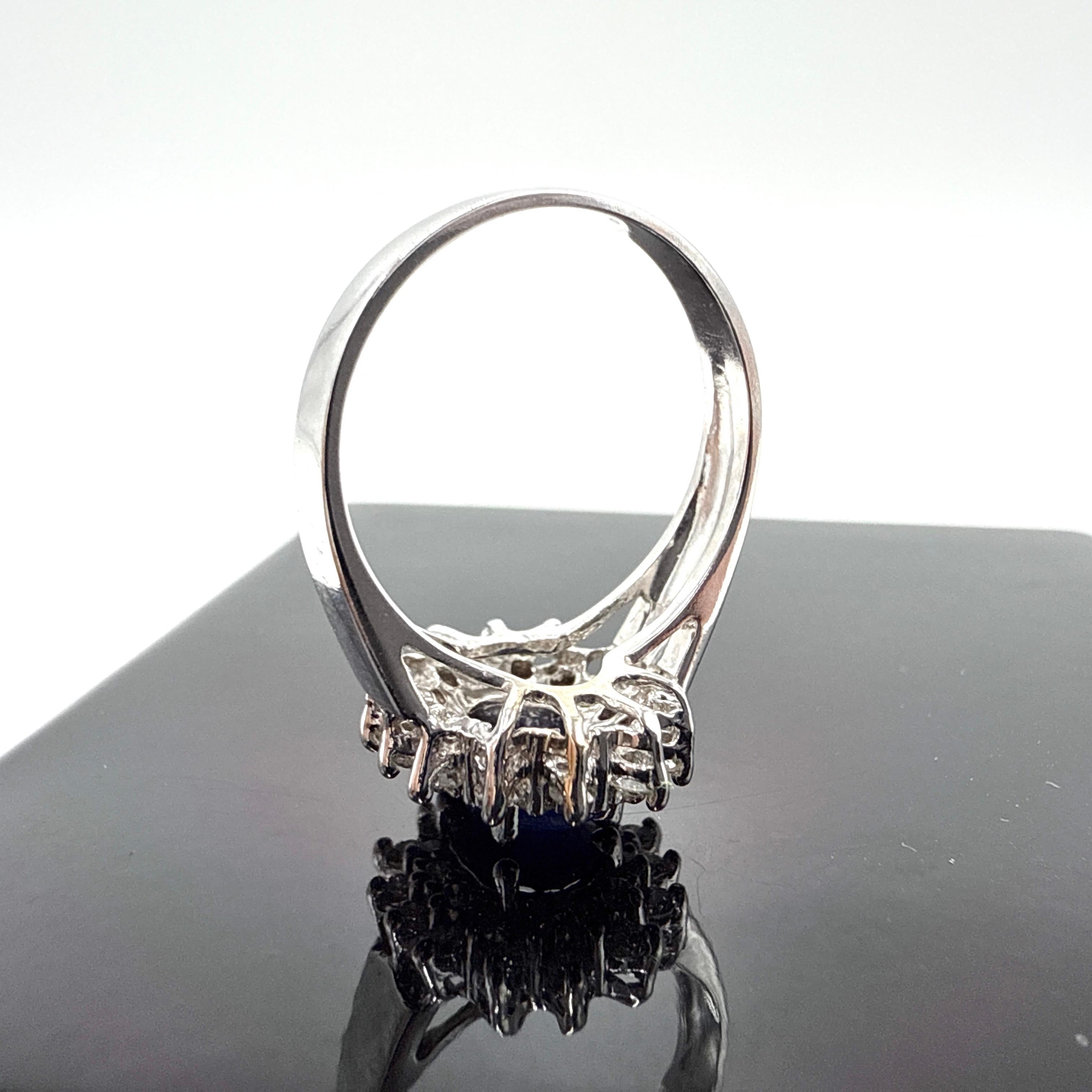 Donna Anello a grappolo con zaffiro blu naturale e diamante in oro bianco 14K - 1.37TCW in vendita