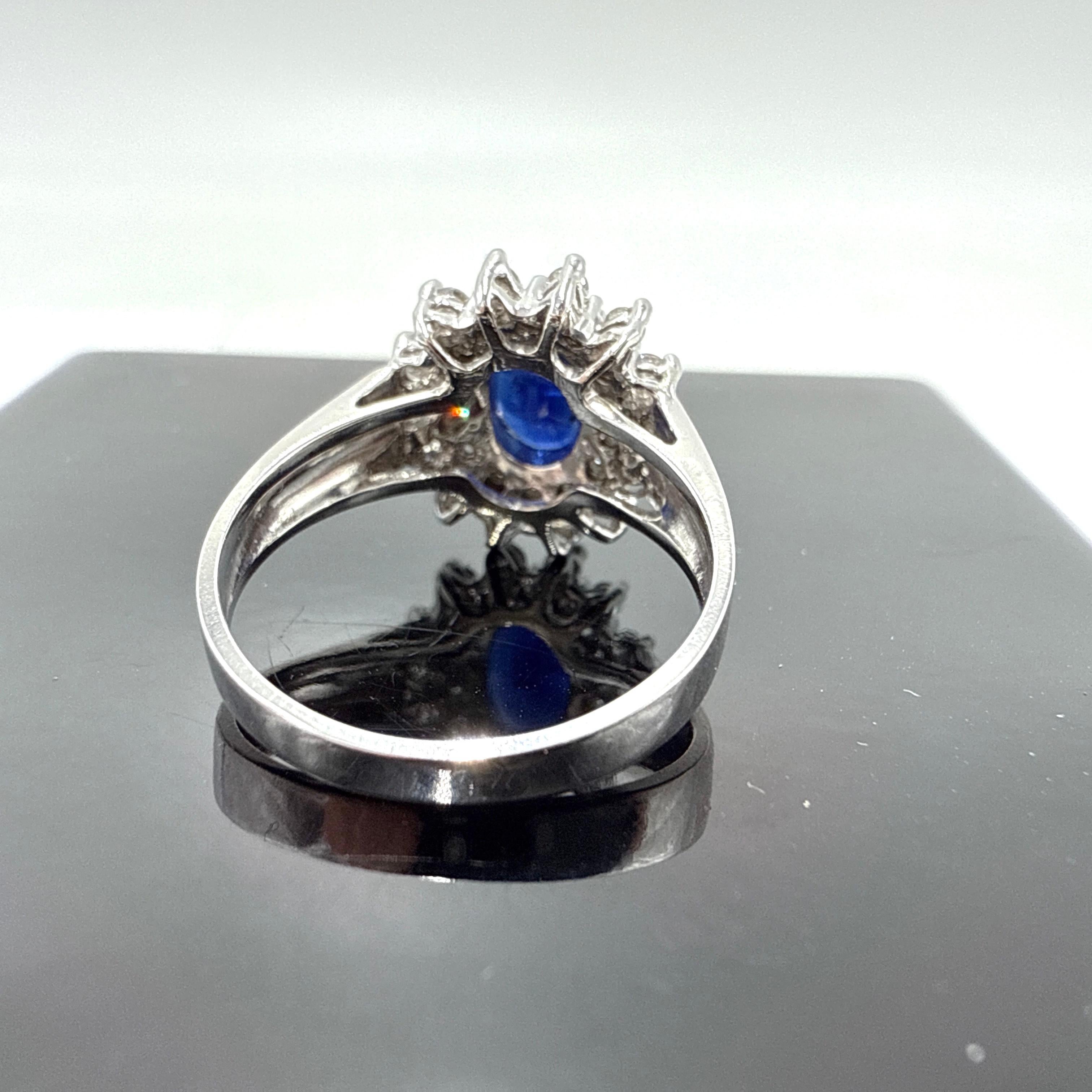 Anello a grappolo con zaffiro blu naturale e diamante in oro bianco 14K - 1.37TCW in vendita 1