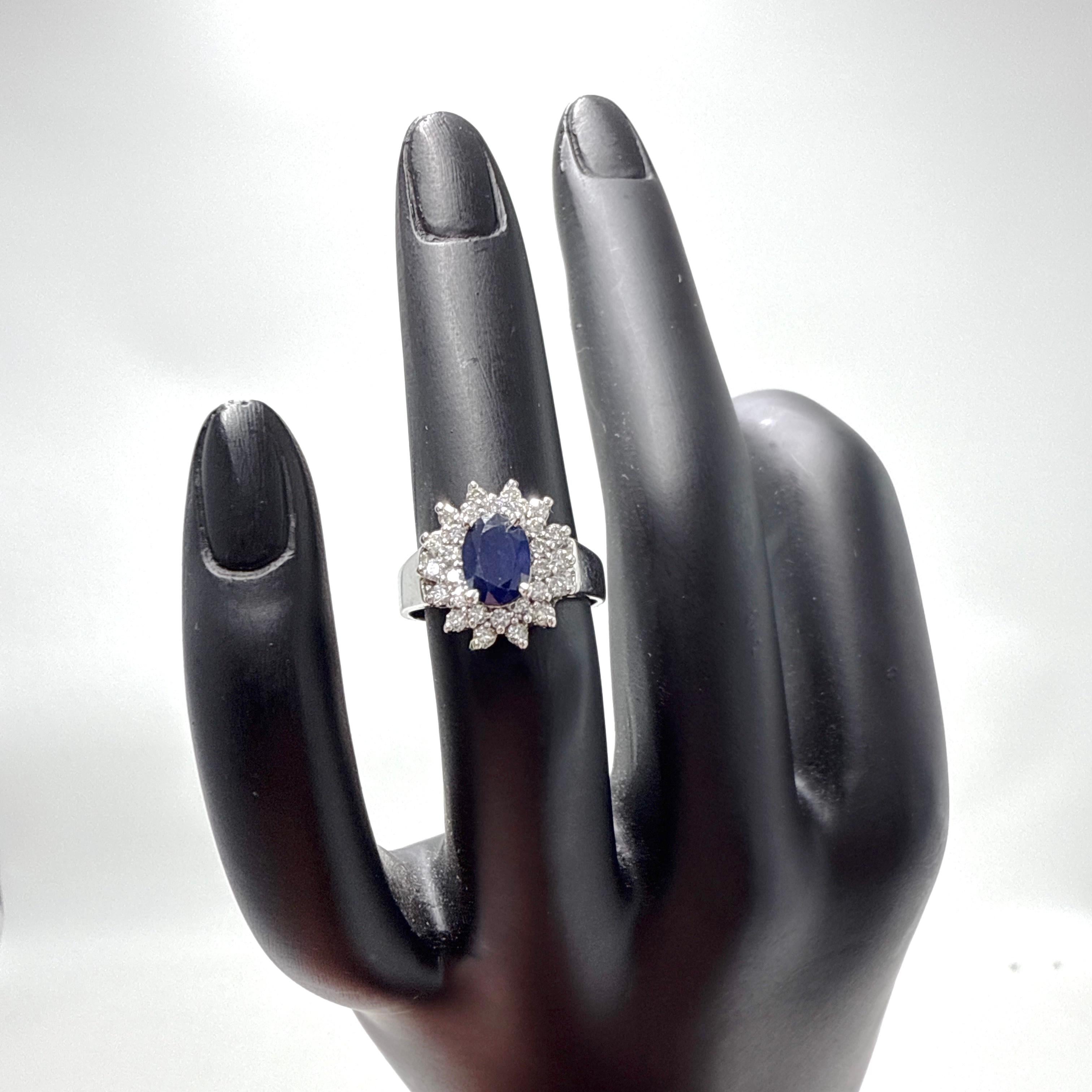 Anello a grappolo con zaffiro blu naturale e diamante in oro bianco 14K - 1.37TCW in vendita 2