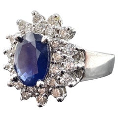 Anello a grappolo con zaffiro blu naturale e diamante in oro bianco 14K - 1.37TCW