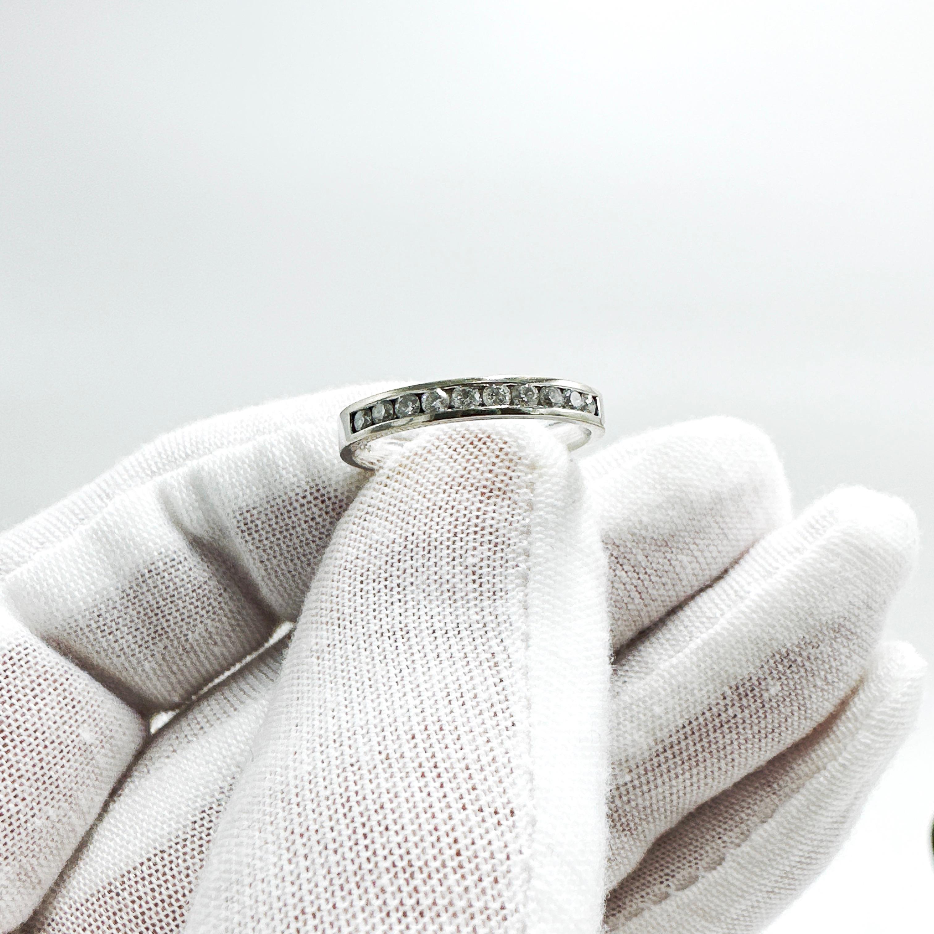 Hier ist eine schöne 14k Weißgold Natural Diamond 1/2 Eternity Ring.

Dieser Ring enthält 10 natürliche runde Brillanten von je 0,03ct mit einem Durchmesser von ca. 1,90mm. Die Diamanten haben eine Reinheit von I-1 und eine Farbe von H-I mit guter