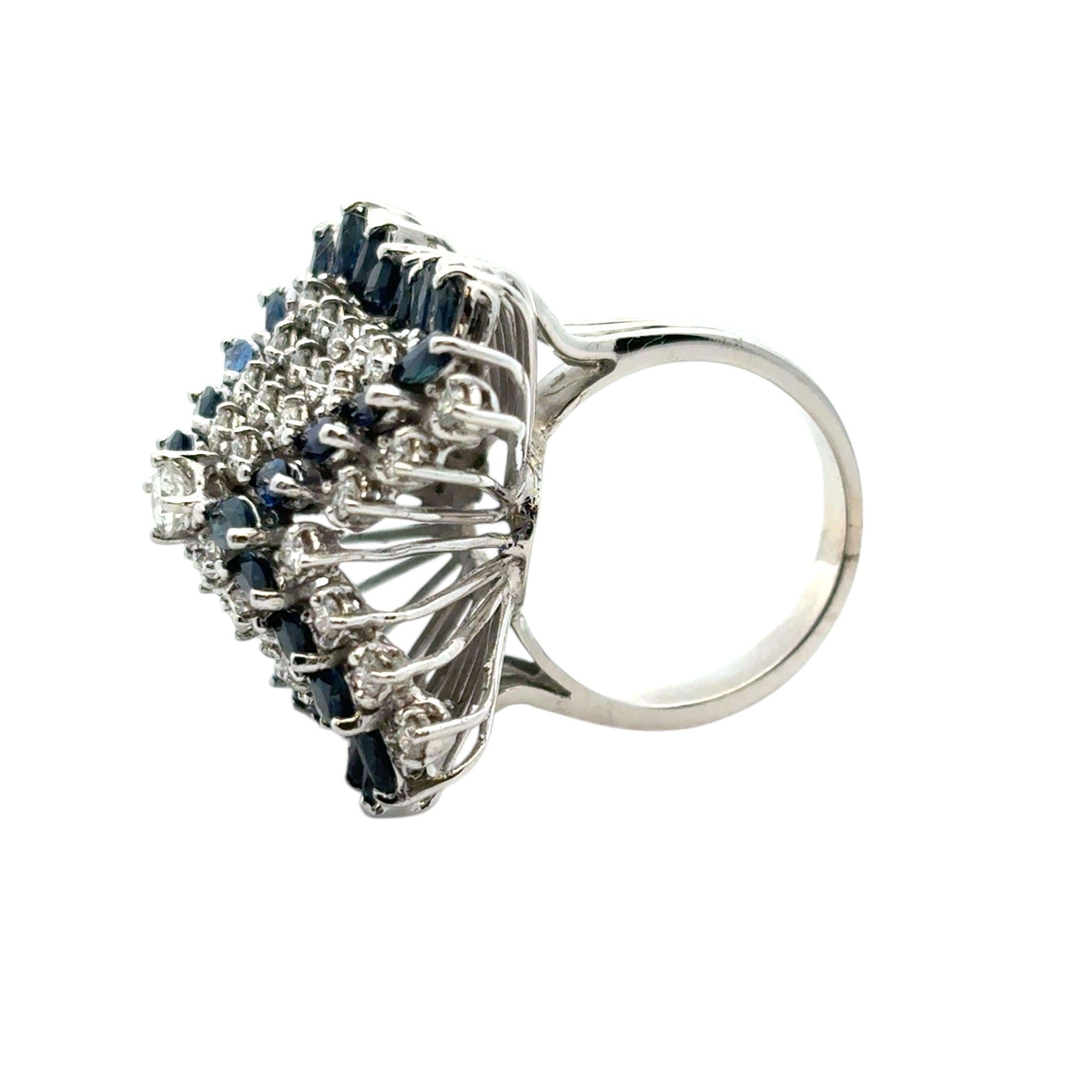 14k White Gold Natural Diamond and Blue Sapphire Cocktail Ring im Angebot 4