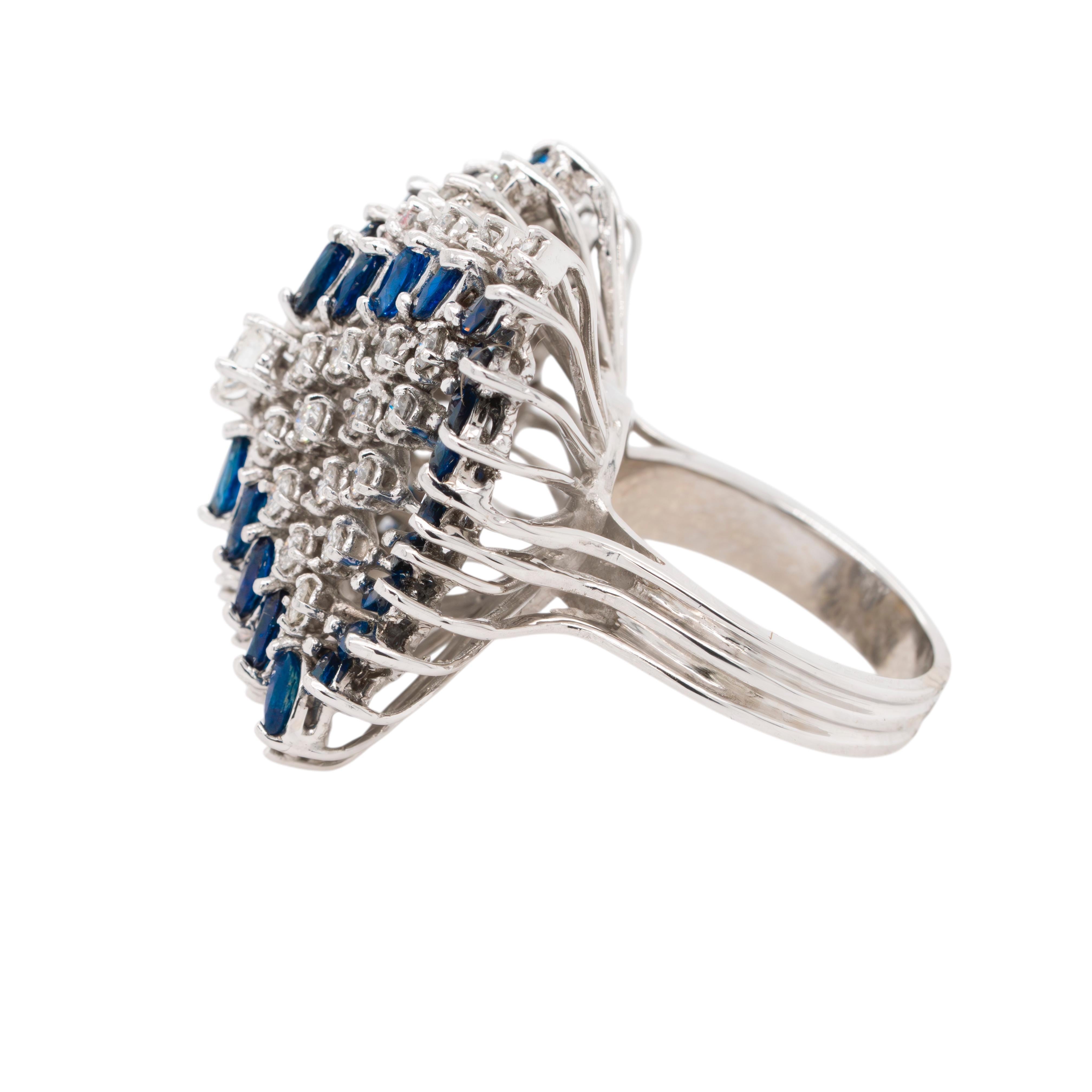 14k White Gold Natural Diamond and Blue Sapphire Cocktail Ring im Zustand „Hervorragend“ im Angebot in Boca Raton, FL