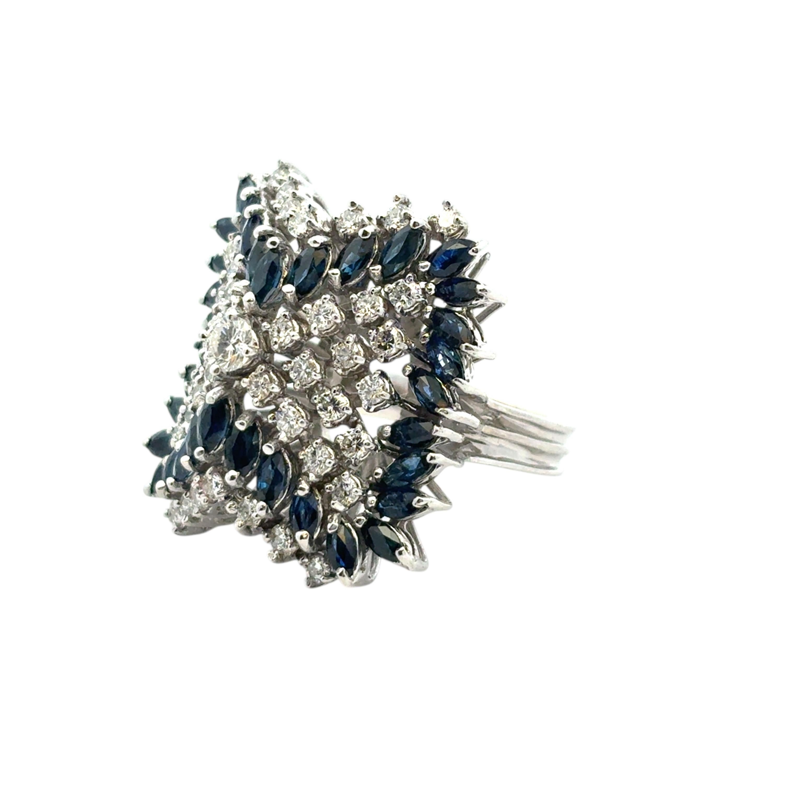 14k White Gold Natural Diamond and Blue Sapphire Cocktail Ring Damen im Angebot