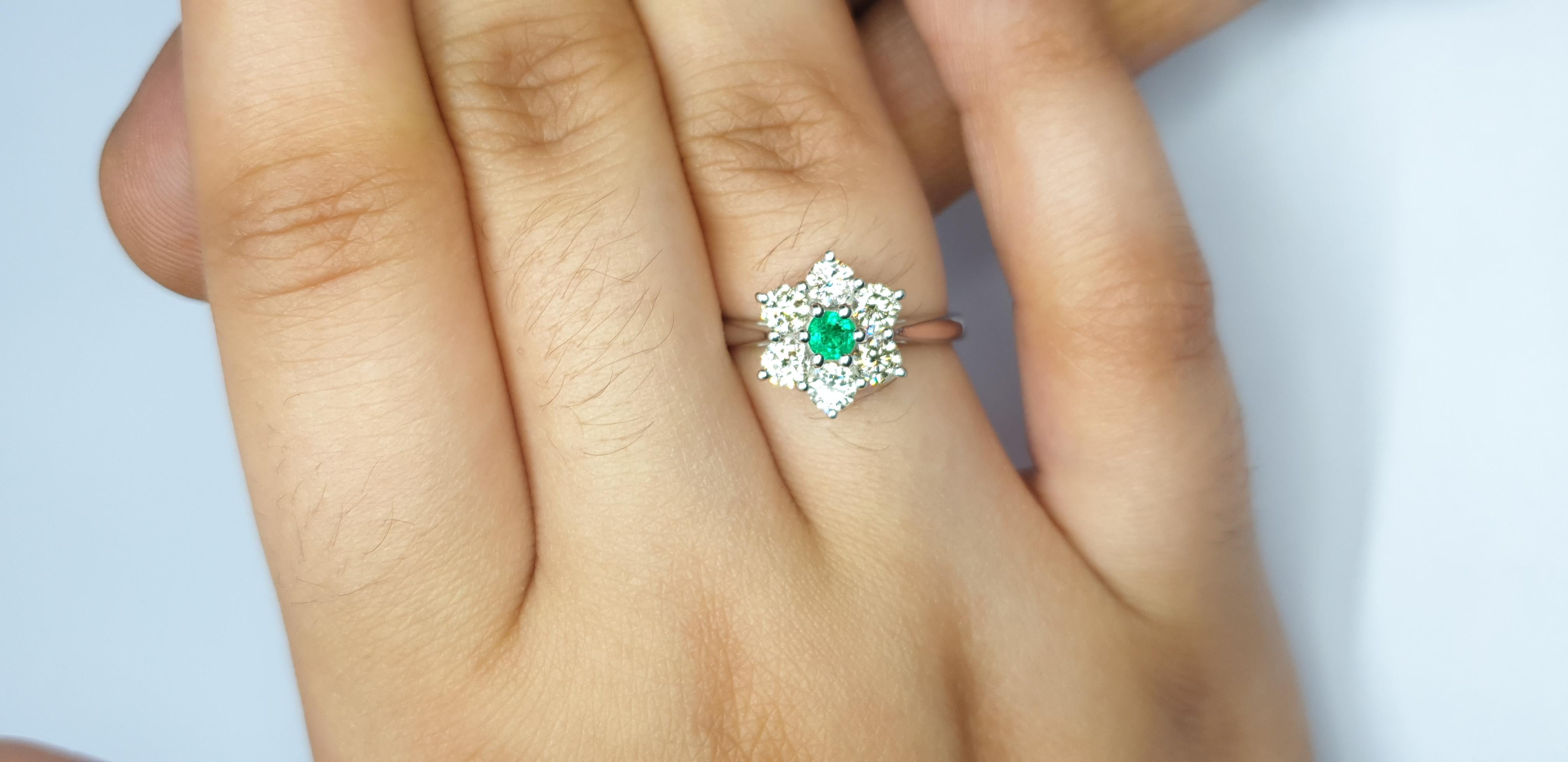 14k White gold natural diamond and emerald Wedding Ring  For Sale 1