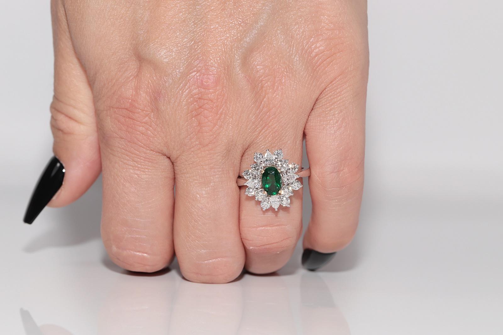 14k White Gold Natural Diamond And Oval Cut Emerald Decorated Ring Moderno en venta
