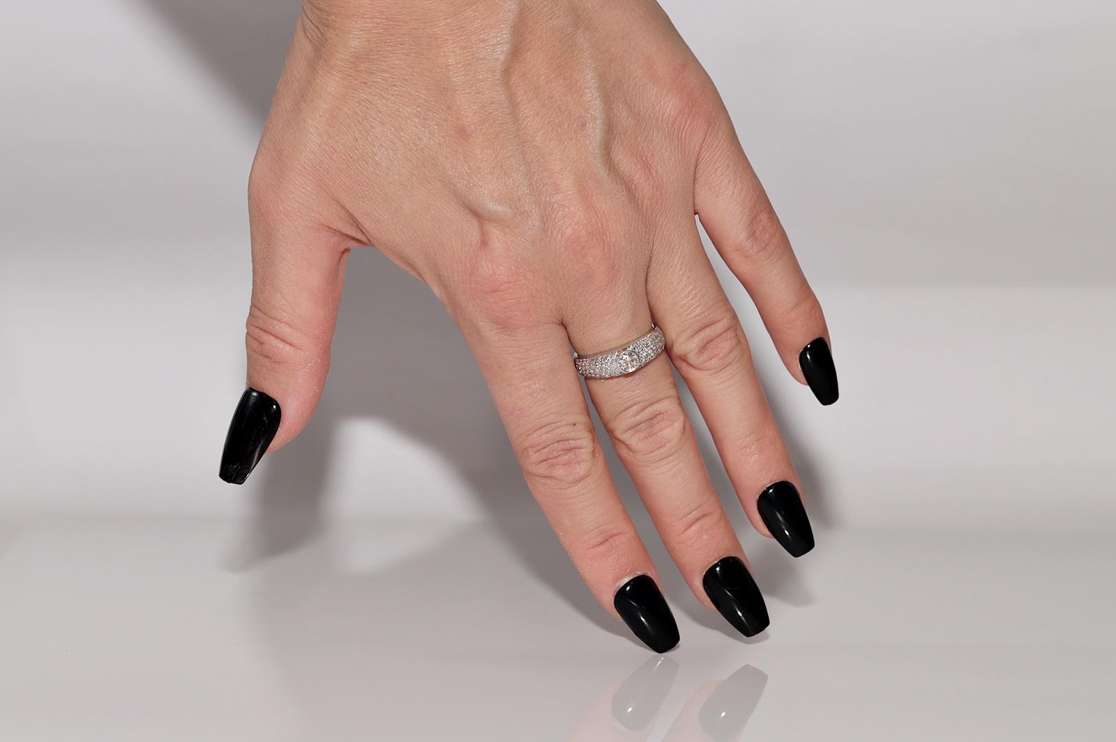 En très bon état.
Le poids total est de 4.6 grammes.
Au total, le diamant est de 0,67 ct.
Le diamant est de couleur G et de pureté vs.
La taille de la bague est de 7 US
Nous pouvons fabriquer n'importe quelle taille.
La boîte n'est pas