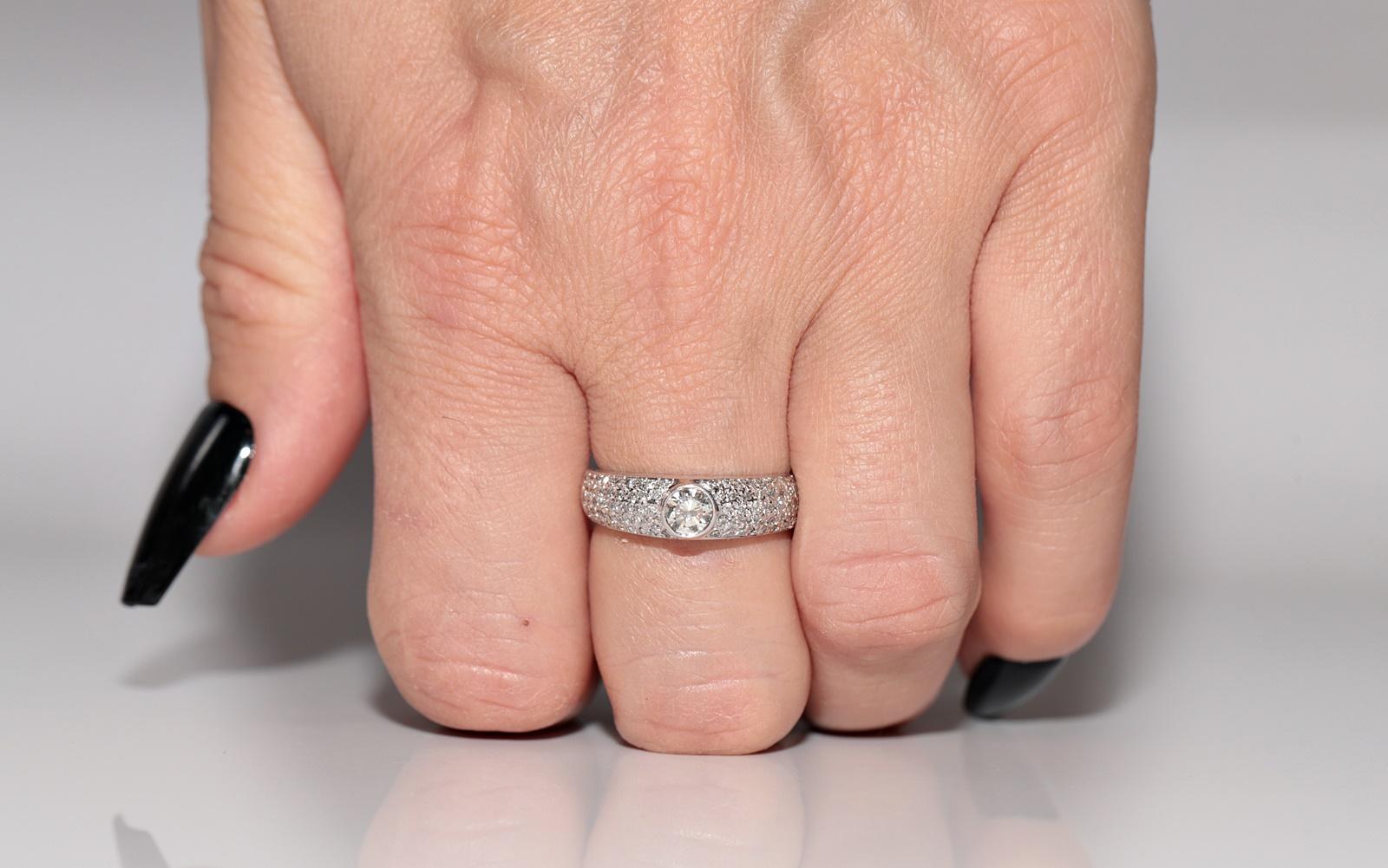 Moderne Bague jonc décorée de diamants naturels en or blanc 14 carats en vente